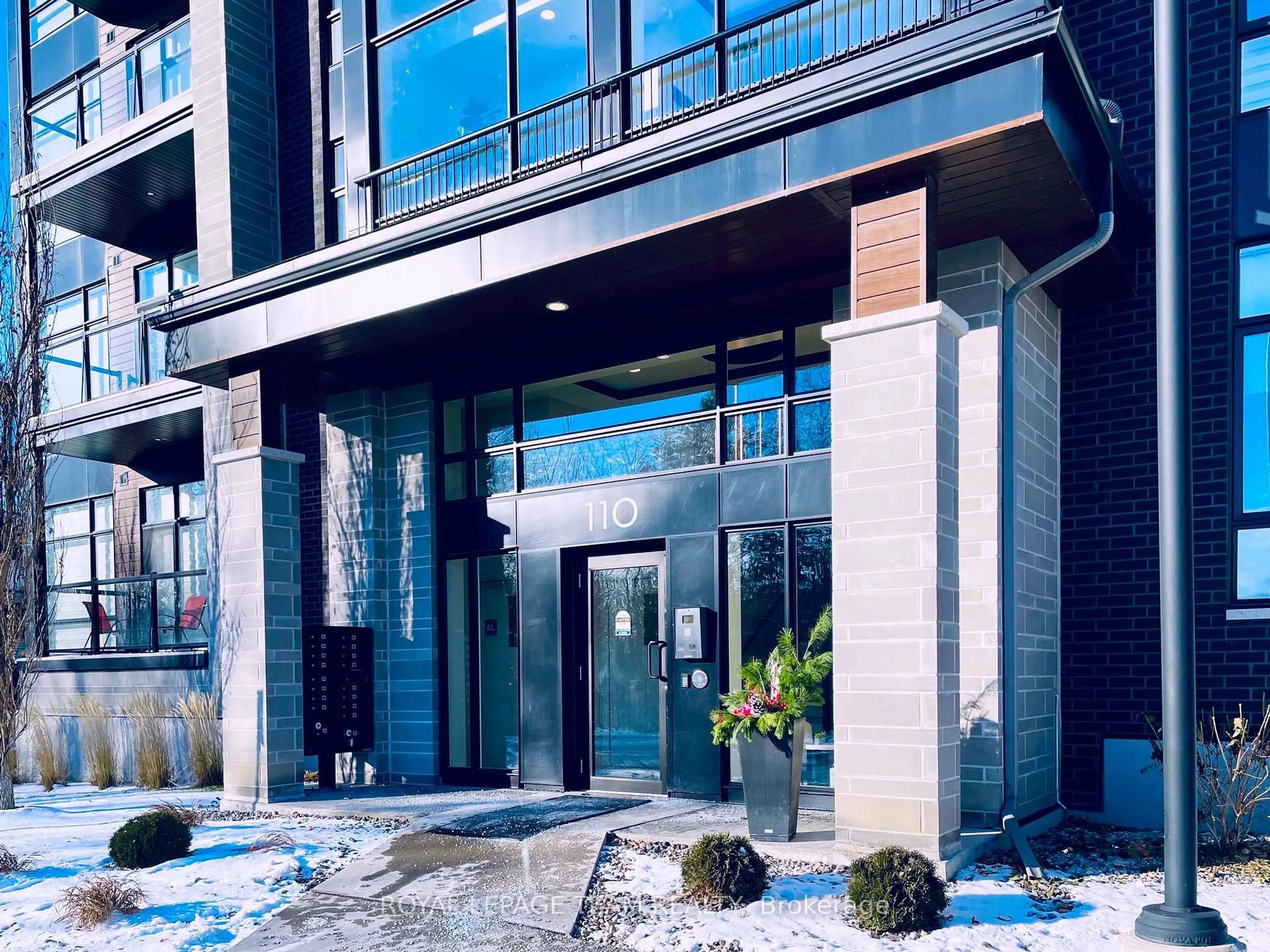 Indoor foyer for 110 Cortile Private #301, Ottawa Ontario K1V 2S8