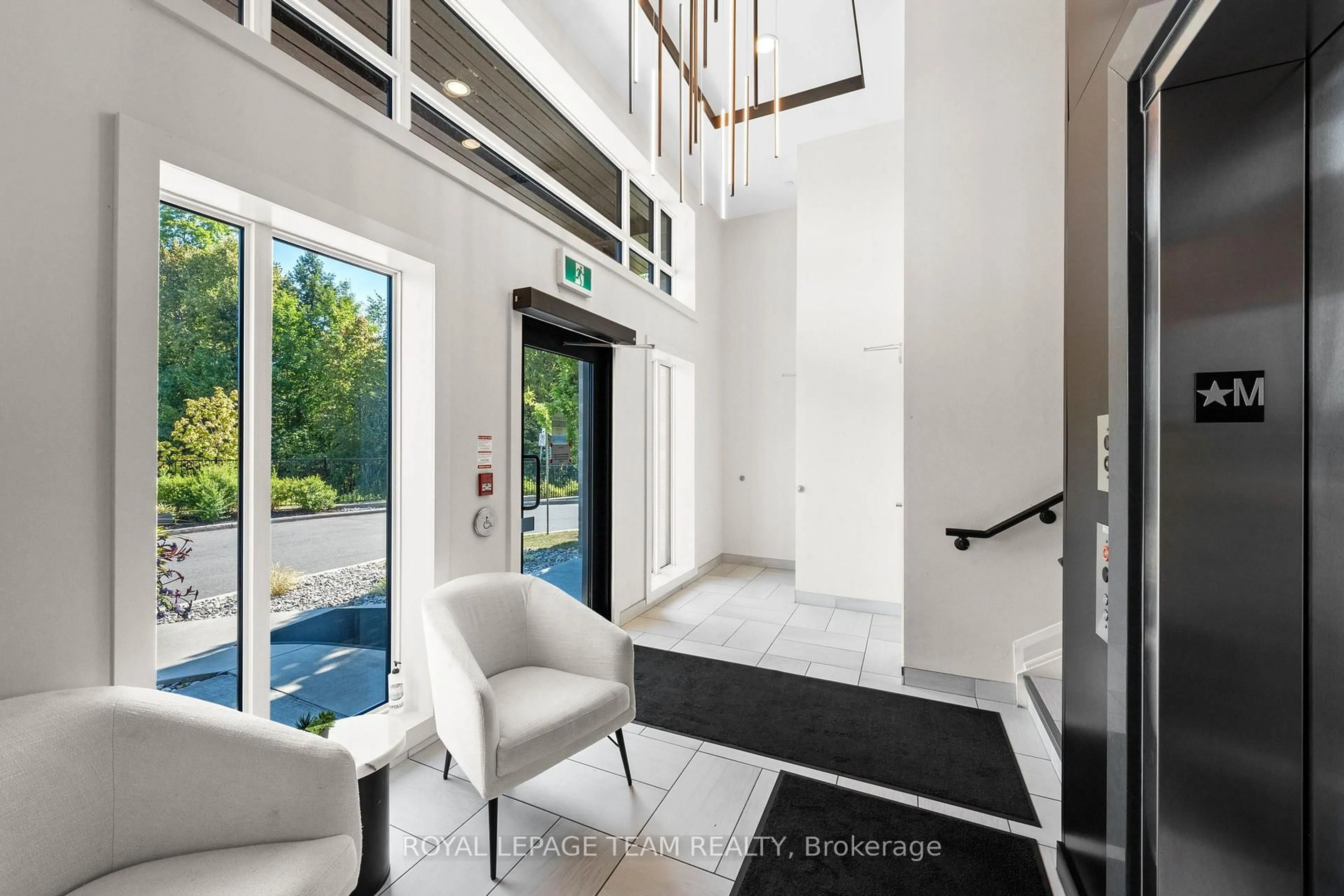 Indoor foyer for 110 Cortile Private #301, Ottawa Ontario K1V 2S8