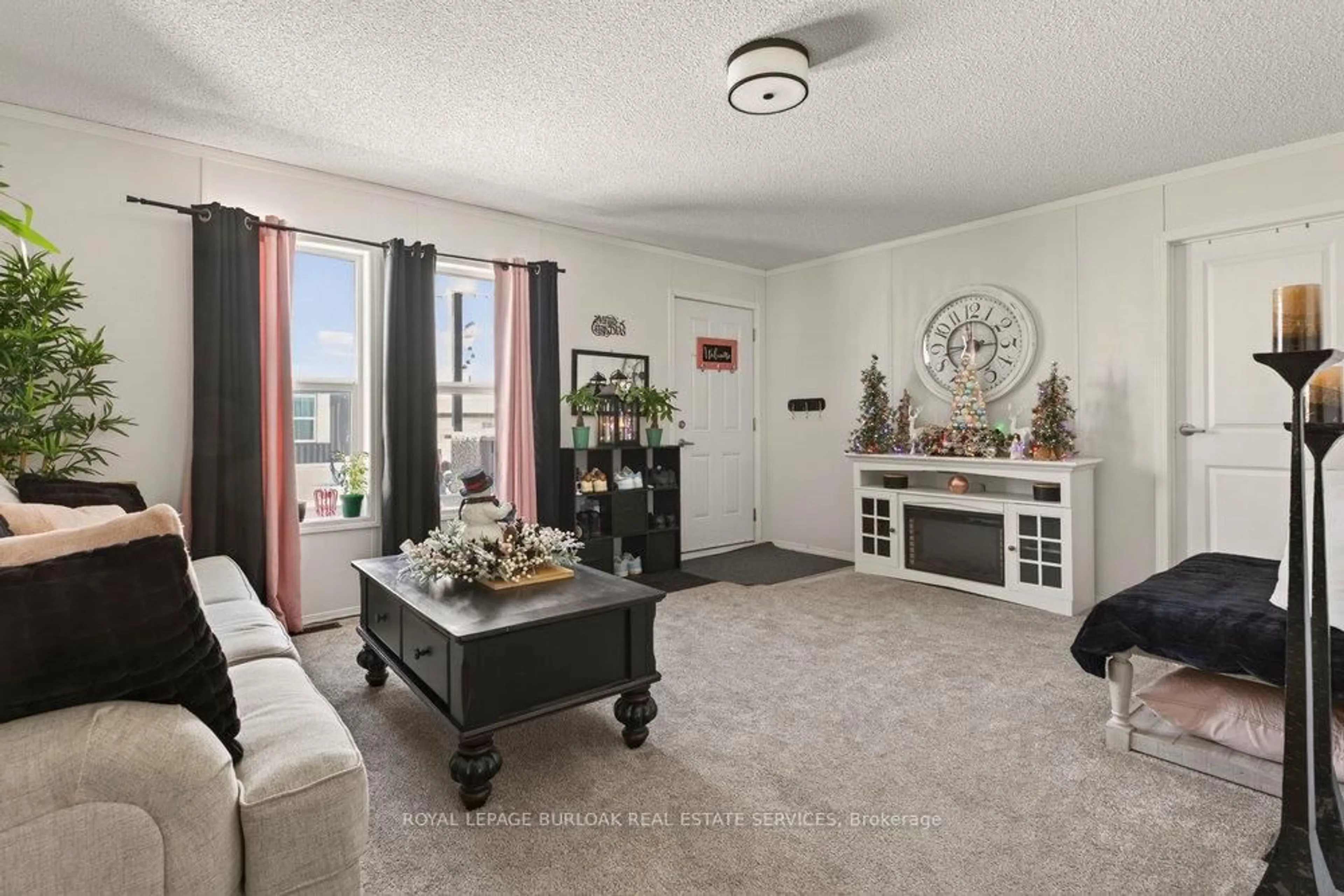 Living room with furniture, unknown for 29 Hickory Hllw, Haldimand Ontario N0A 1L0