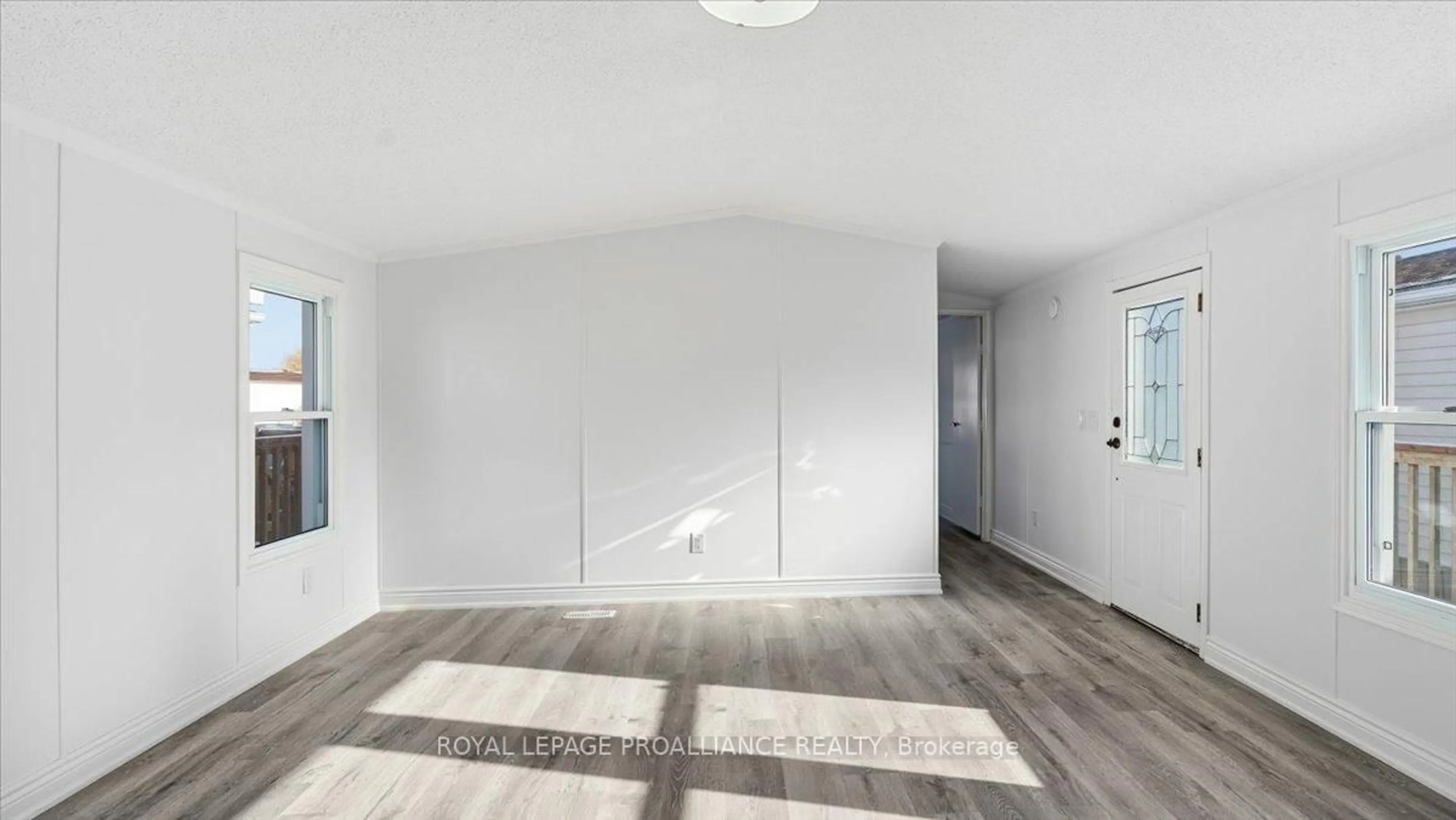 Indoor entryway for 311 Dundas St #21, Quinte West Ontario K8V 1M1