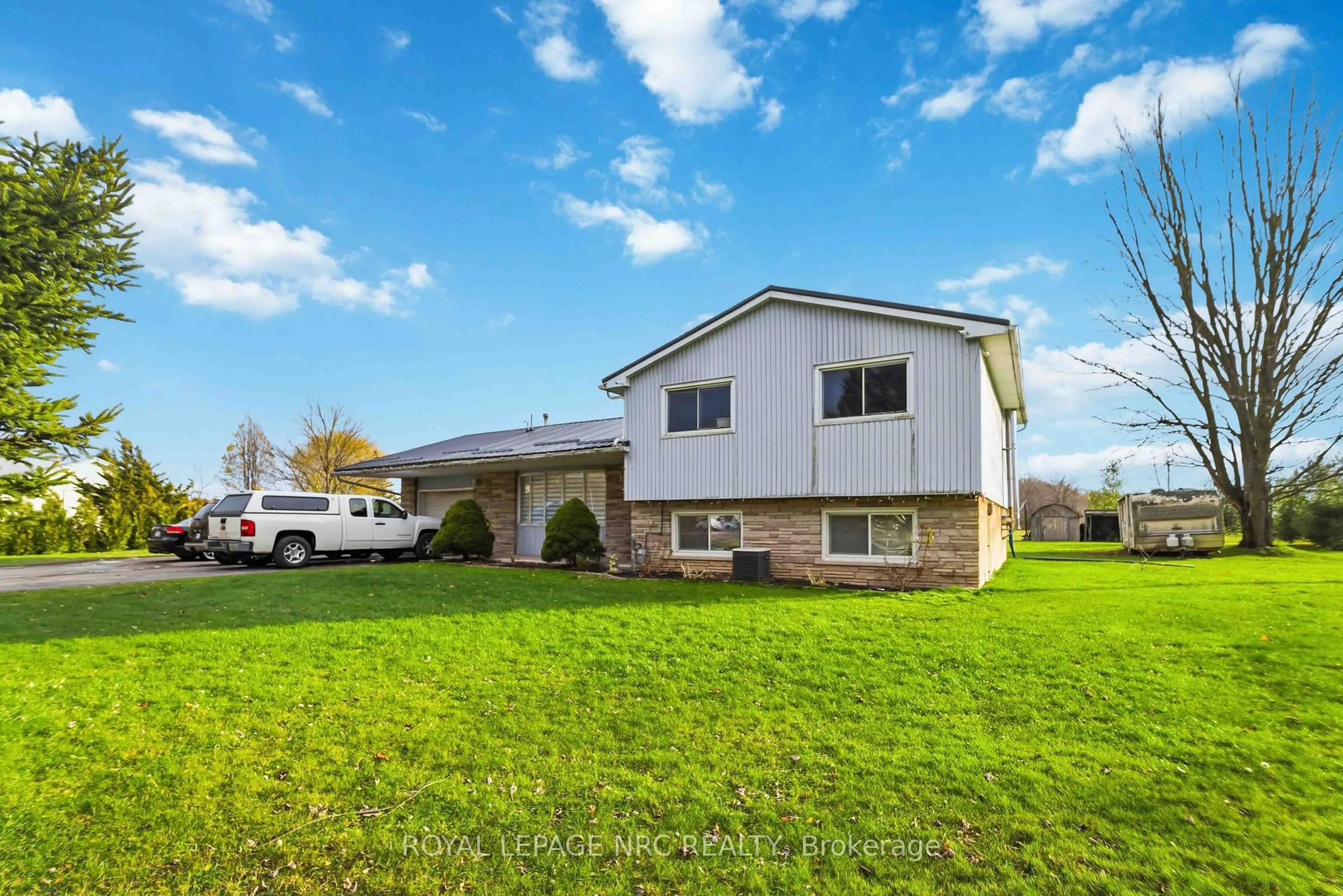 Home with vinyl exterior material, unknown for 64375 Concession 6 Rd, West Lincoln Ontario L0R 2J0