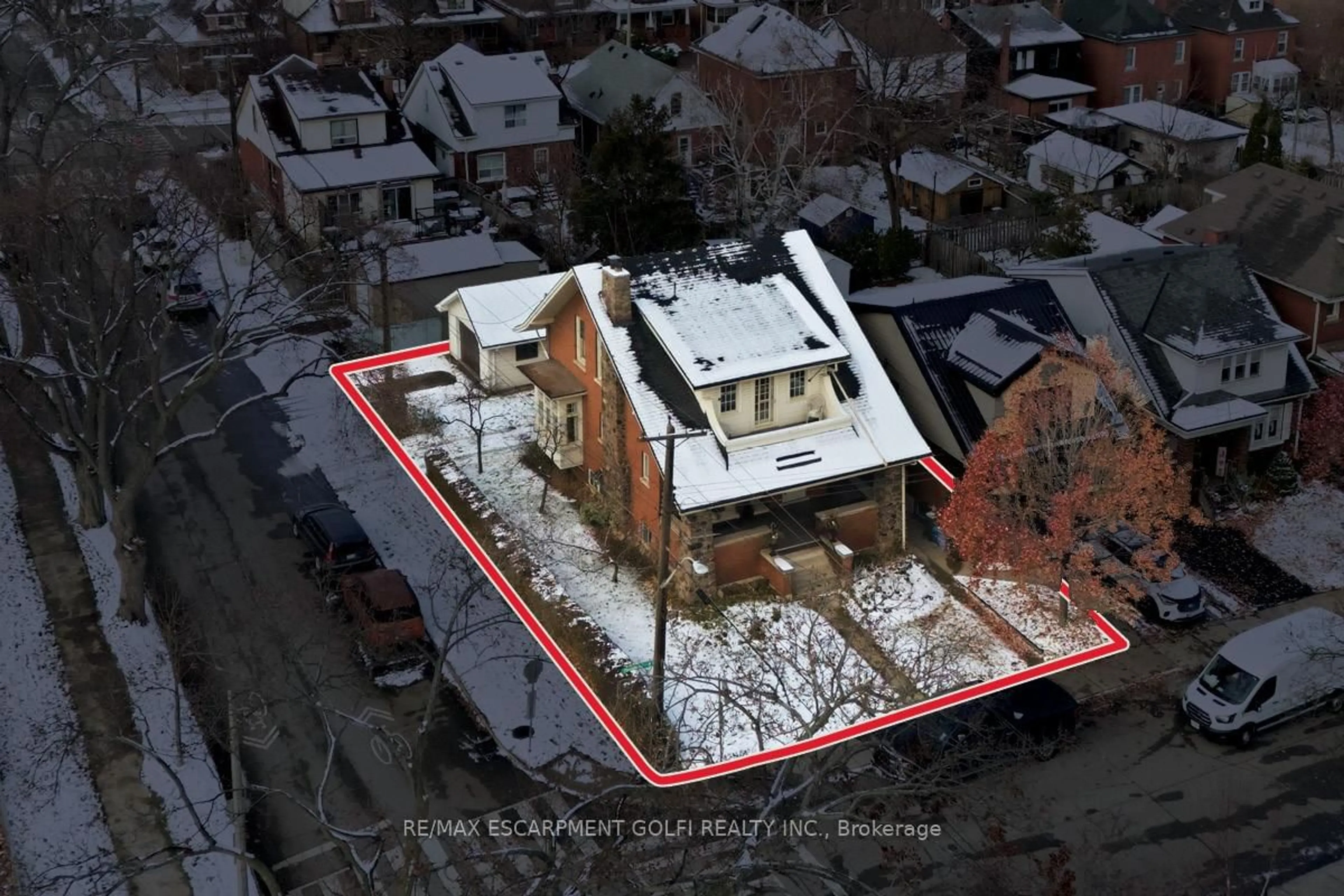 A pic from outside/outdoor area/front of a property/back of a property/a pic from drone, building for 110 Houghton Ave, Hamilton Ontario L8K 2M8