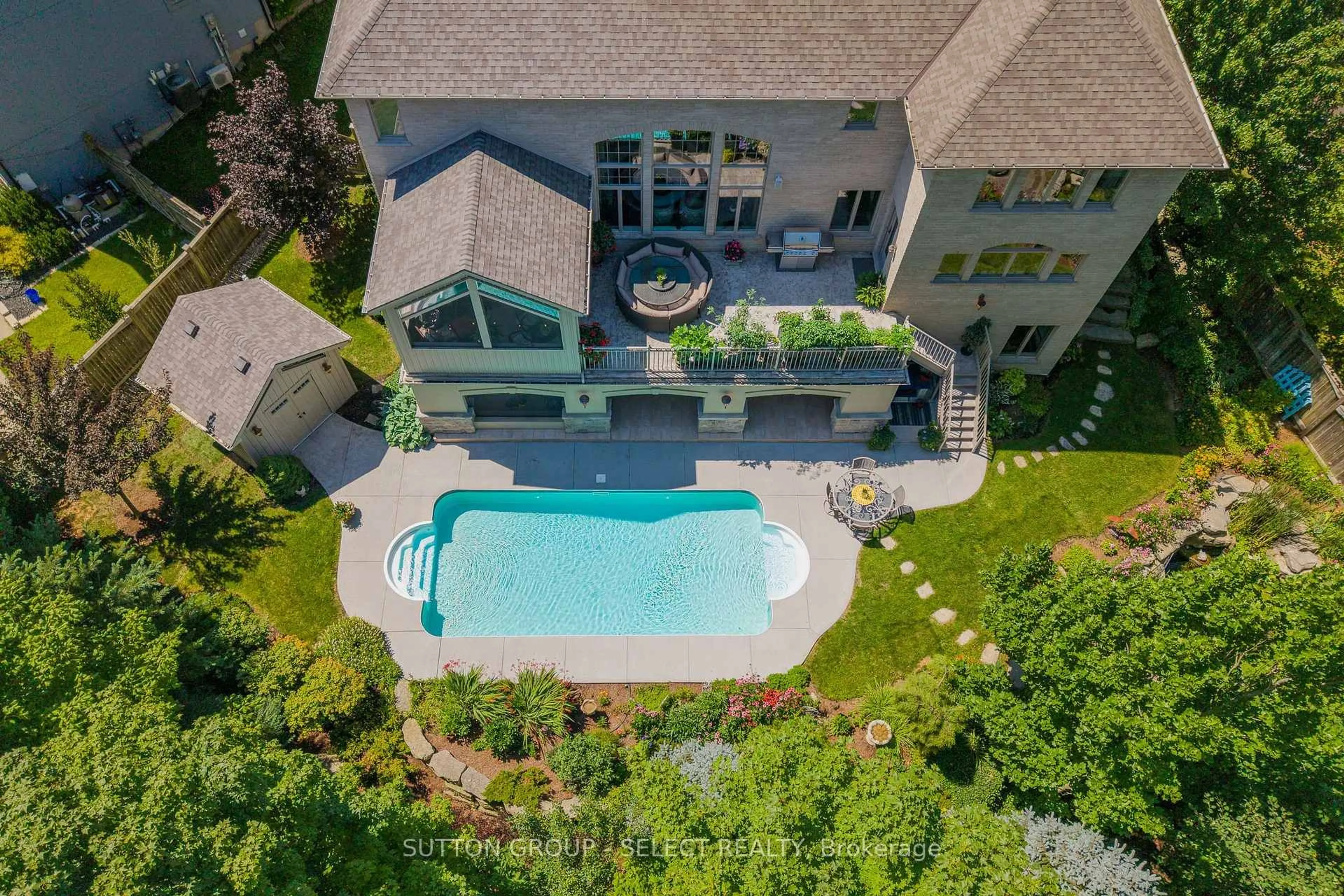 Pool for 565 Eagletrace Dr, London North Ontario N6G 0E8