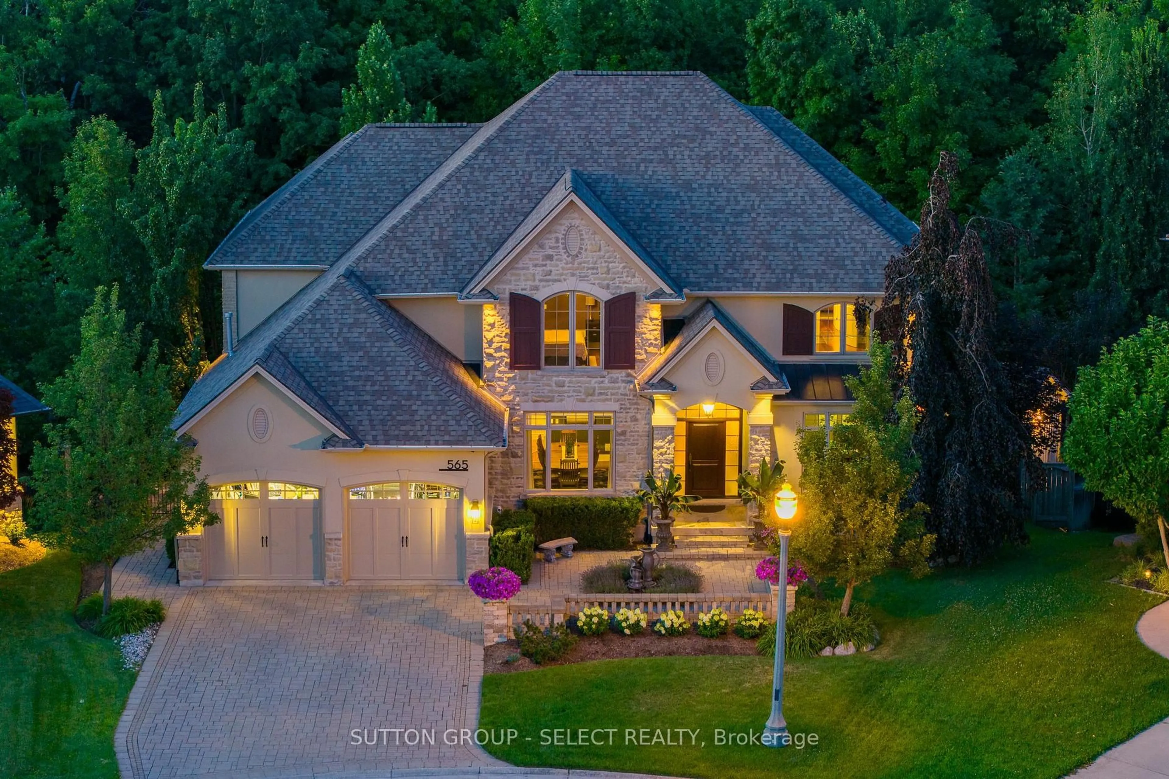 A pic from outside/outdoor area/front of a property/back of a property/a pic from drone, street for 565 Eagletrace Dr, London North Ontario N6G 0E8