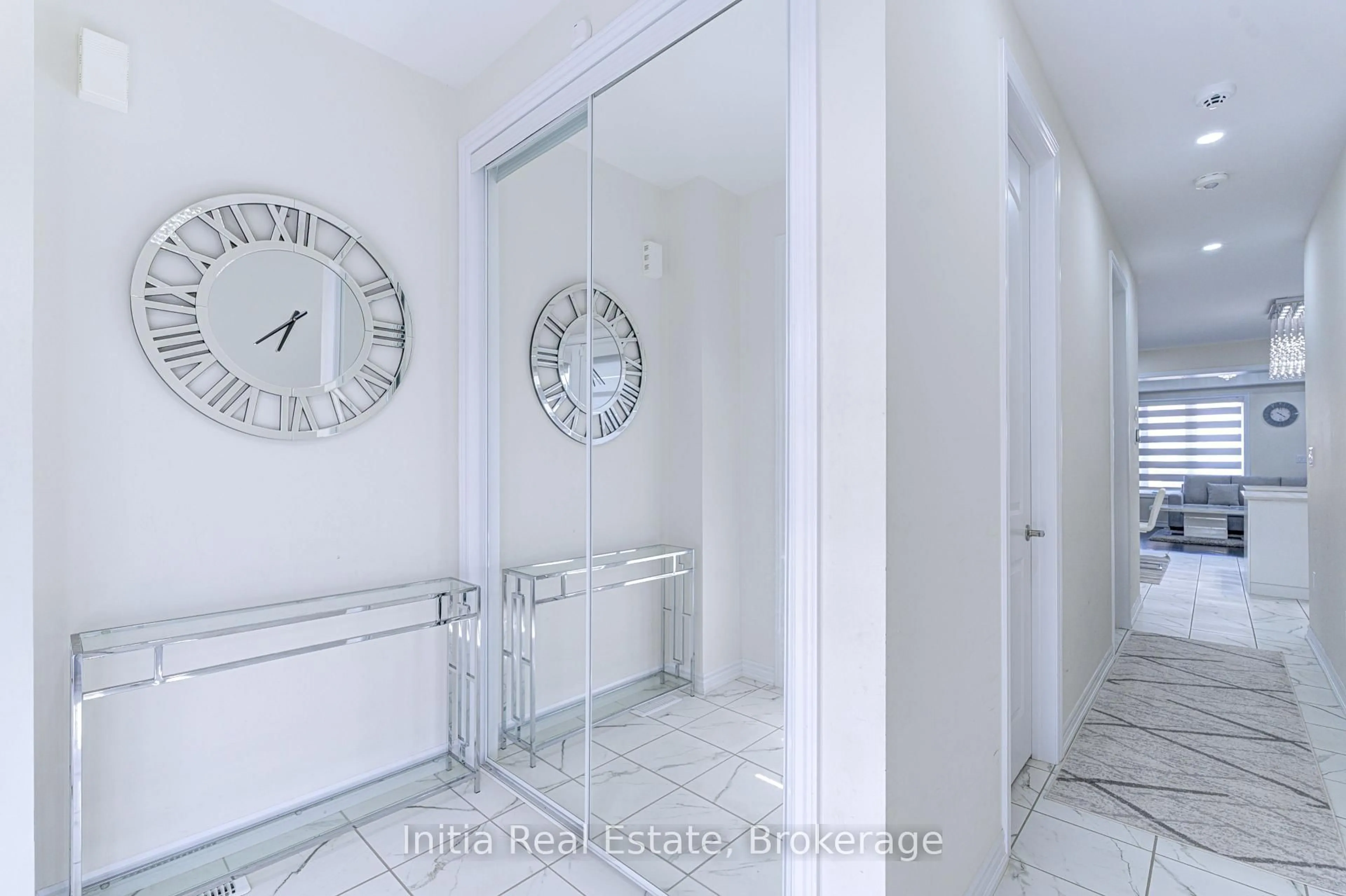 Indoor foyer for 53 Lillian Way, Haldimand Ontario N3W 0E7