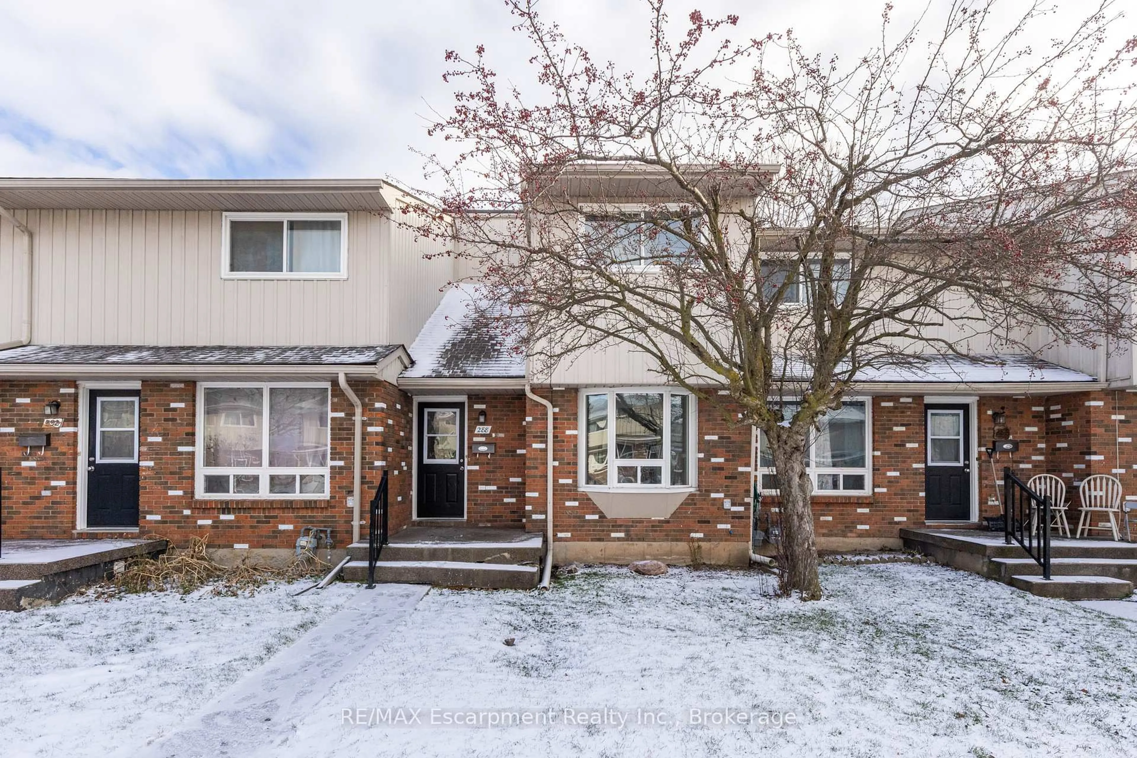 Home with brick exterior material, street for 100 Brownleigh Ave #288, Welland Ontario L3B 5V8