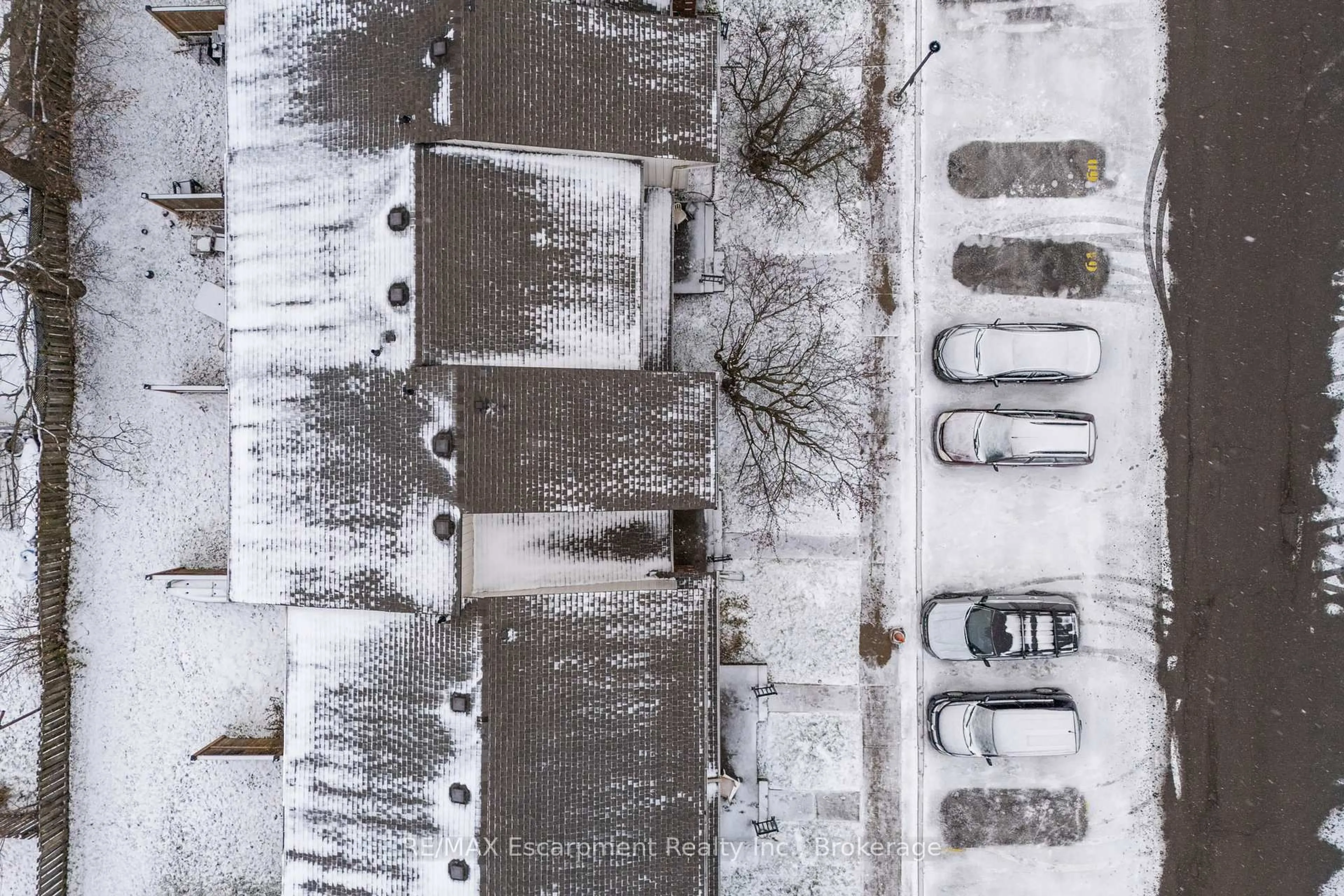 A pic from outside/outdoor area/front of a property/back of a property/a pic from drone, building for 100 Brownleigh Ave #288, Welland Ontario L3B 5V8