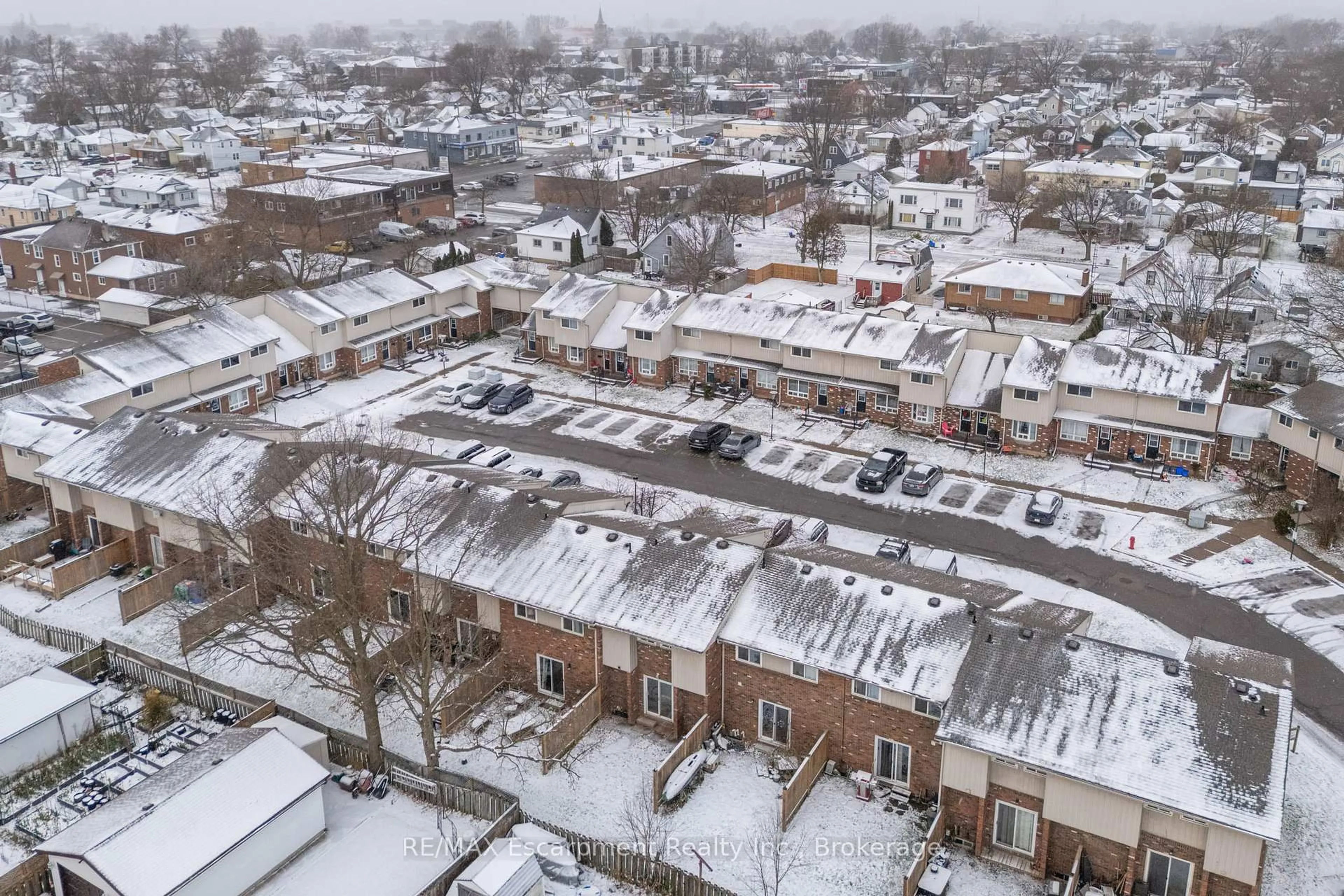 A pic from outside/outdoor area/front of a property/back of a property/a pic from drone, street for 100 Brownleigh Ave #288, Welland Ontario L3B 5V8