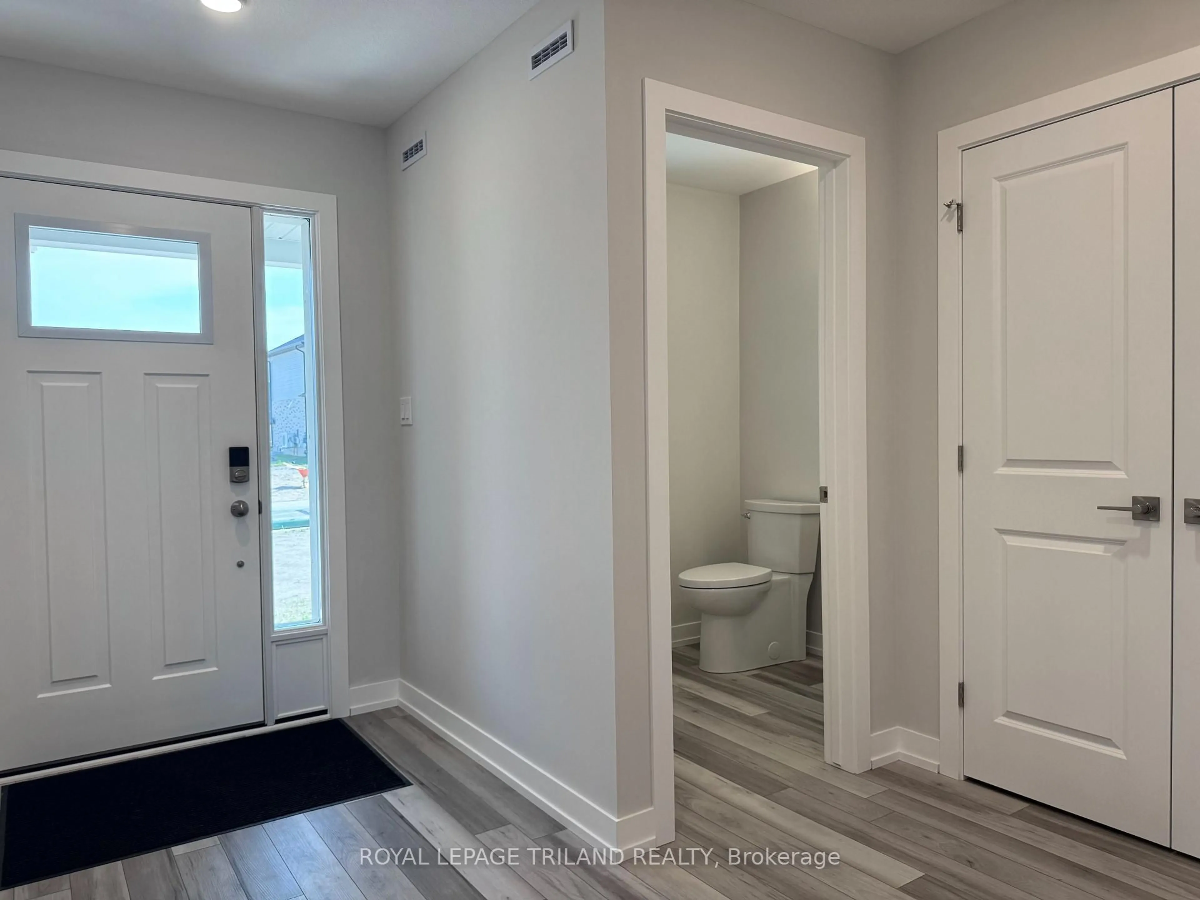Indoor entryway for 163 STYLES Dr, St. Thomas Ontario N5R 0R1