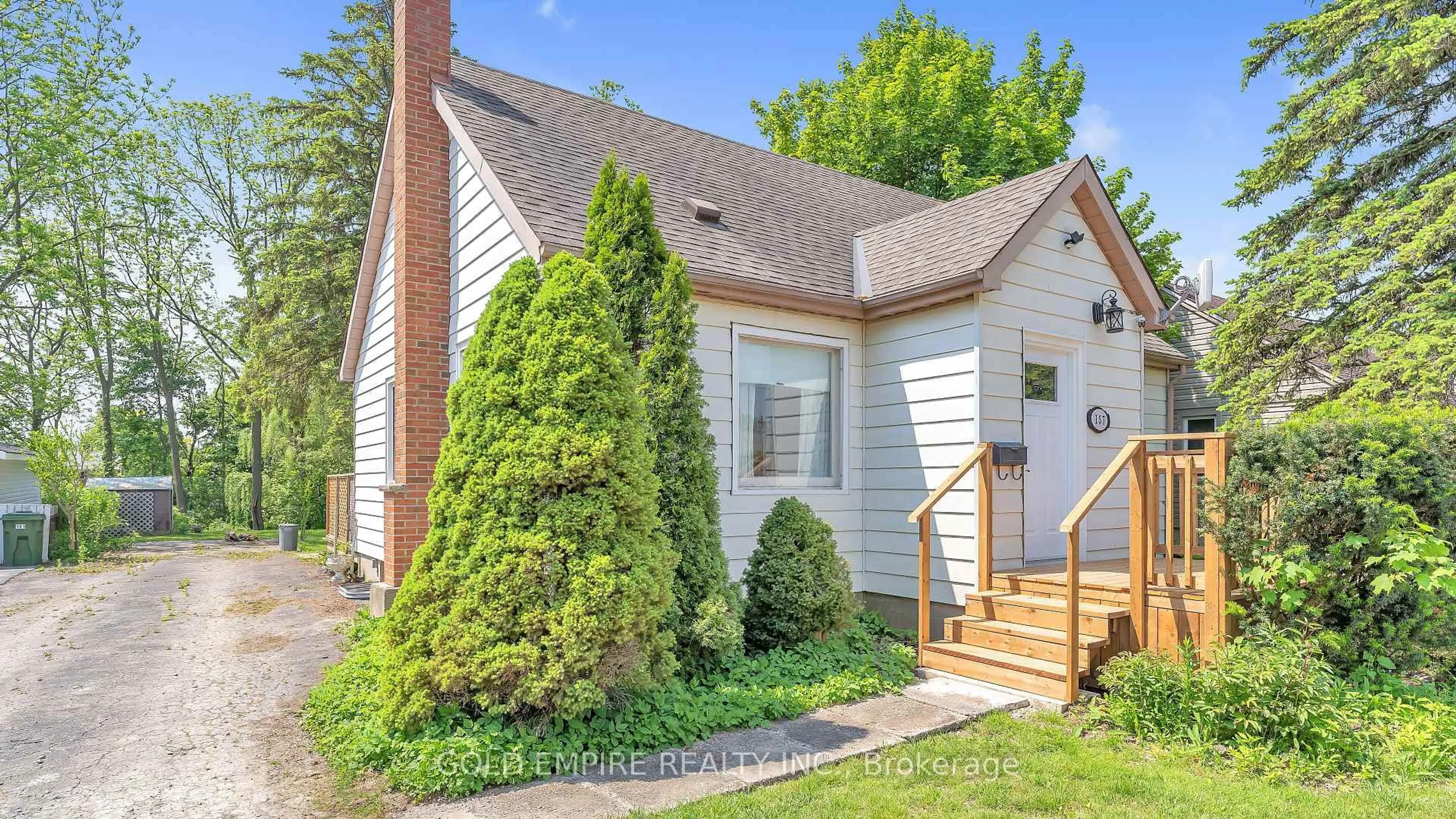 Home with vinyl exterior material, street for 157 Chestnut St, St. Thomas Ontario N5R 2B3