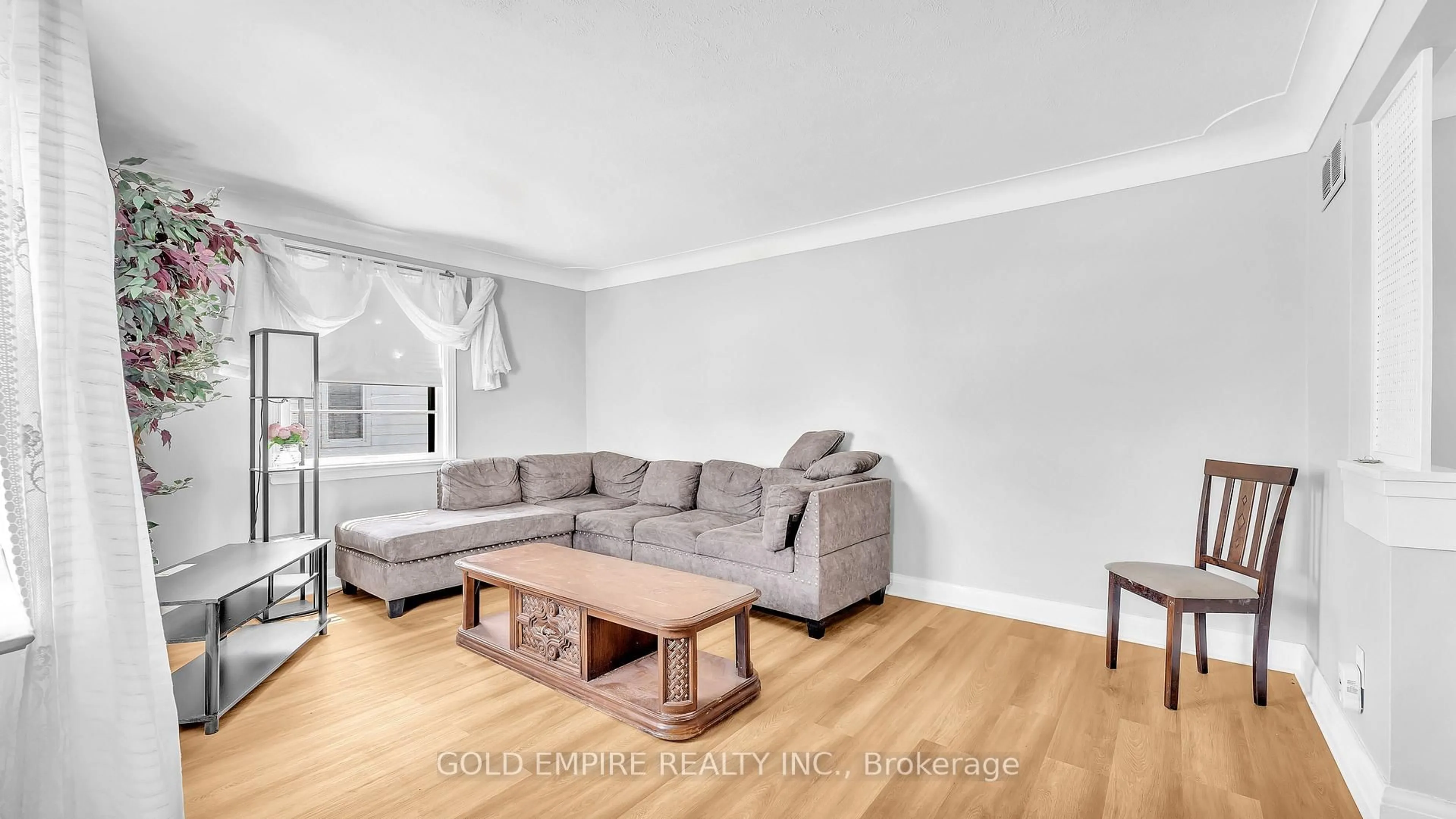 Living room with furniture, wood/laminate floor for 157 Chestnut St, St. Thomas Ontario N5R 2B3