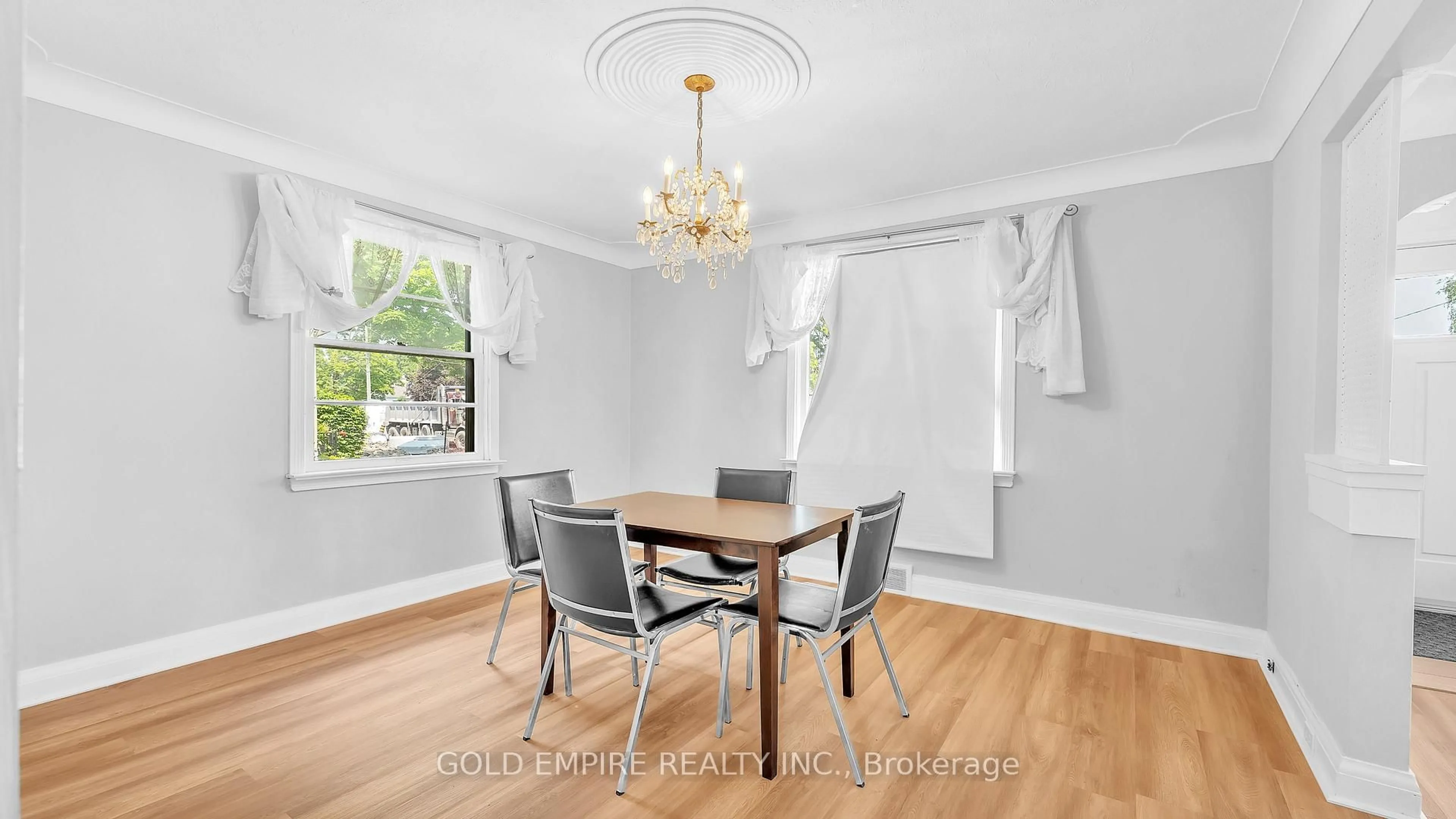 Dining room, wood/laminate floor for 157 Chestnut St, St. Thomas Ontario N5R 2B3