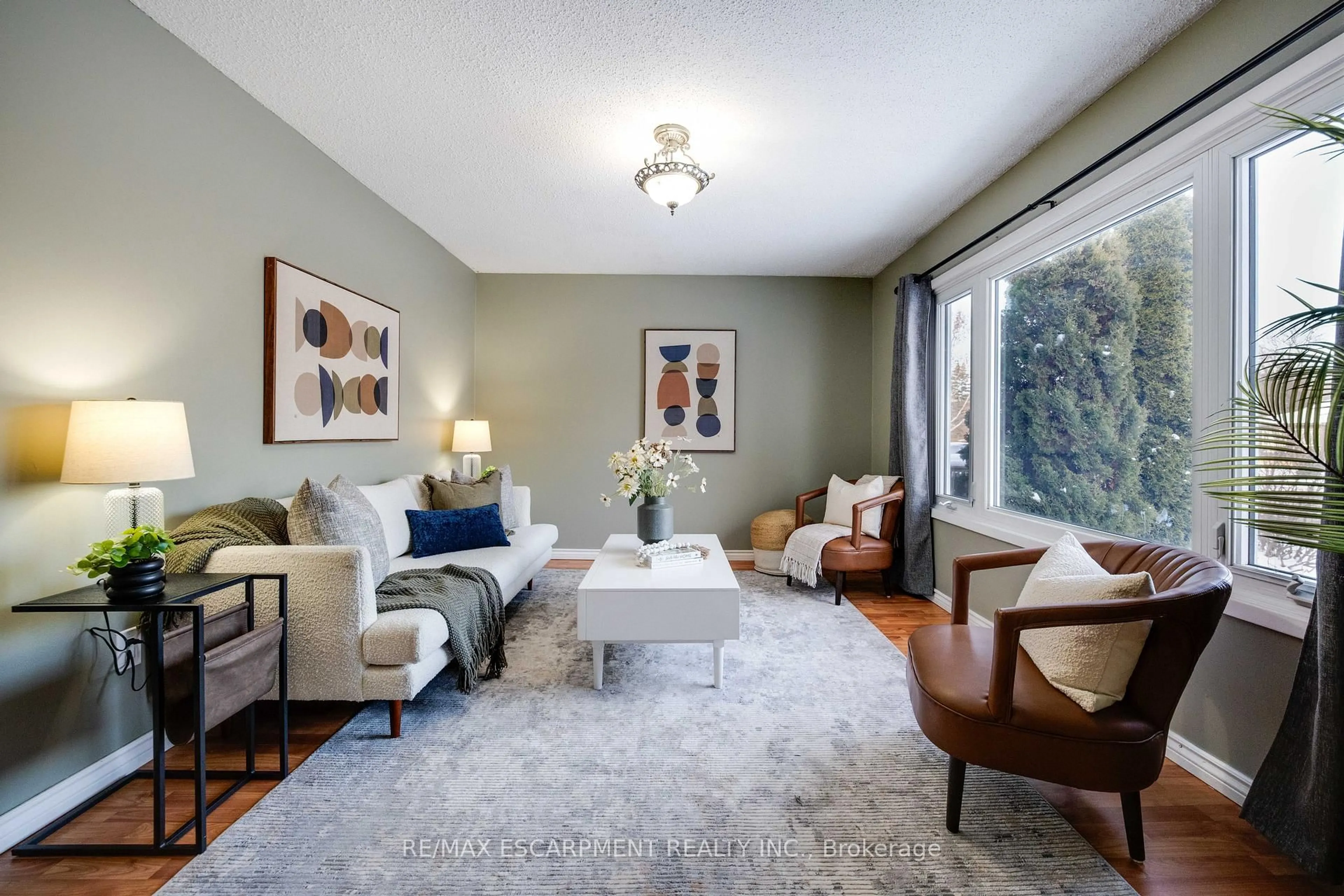 Living room with furniture, carpet floor for 61 Woodlawn Ave, Brantford Ontario N3V 1A6