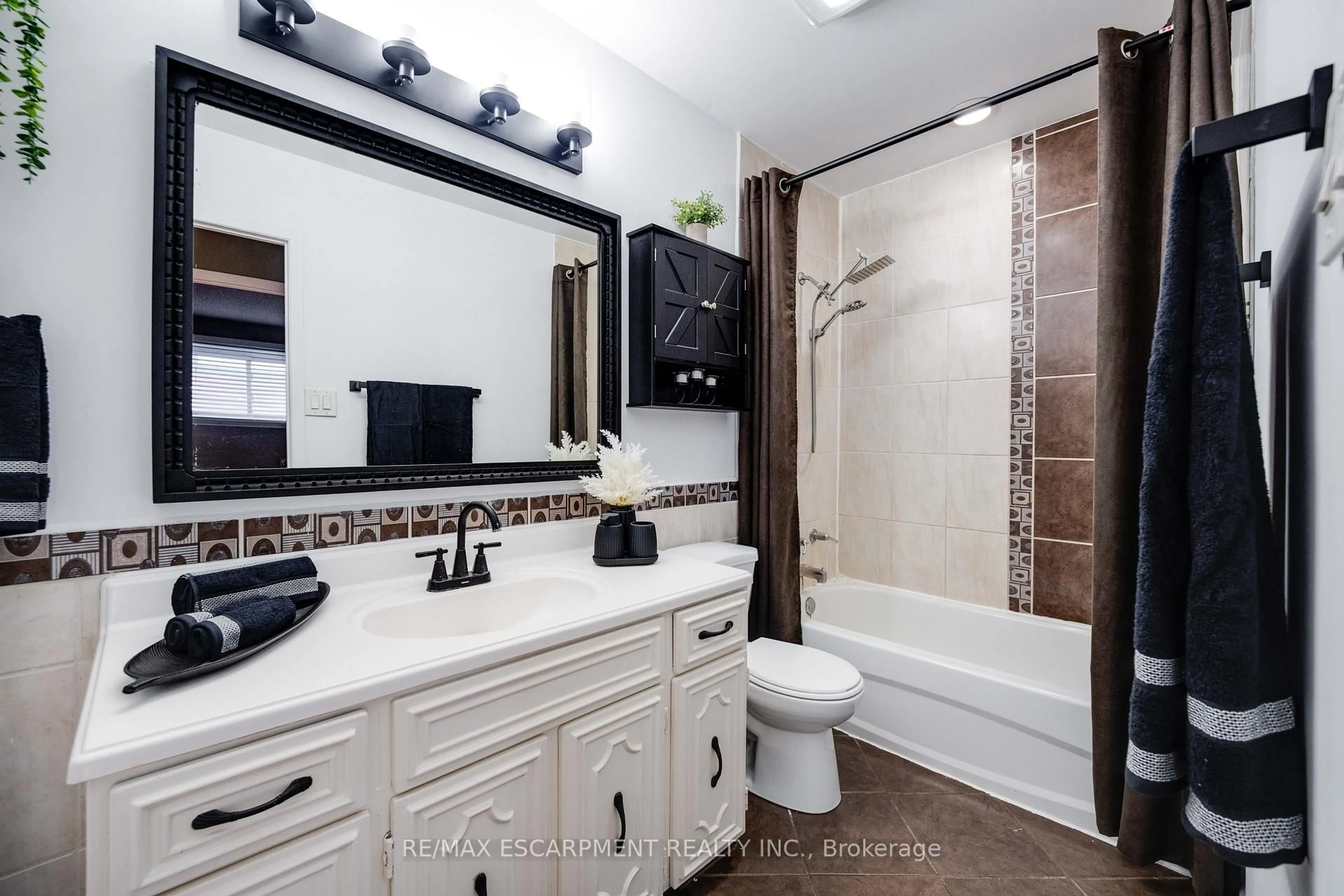 Contemporary bathroom, ceramic/tile floor for 61 Woodlawn Ave, Brantford Ontario N3V 1A6