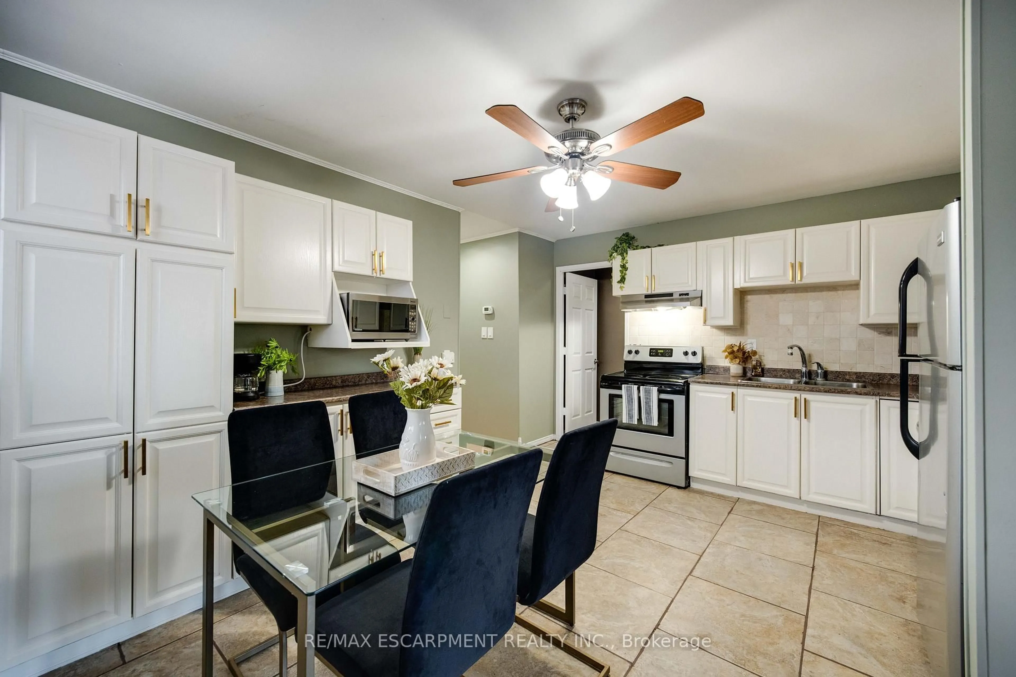 Open concept kitchen, ceramic/tile floor for 61 Woodlawn Ave, Brantford Ontario N3V 1A6