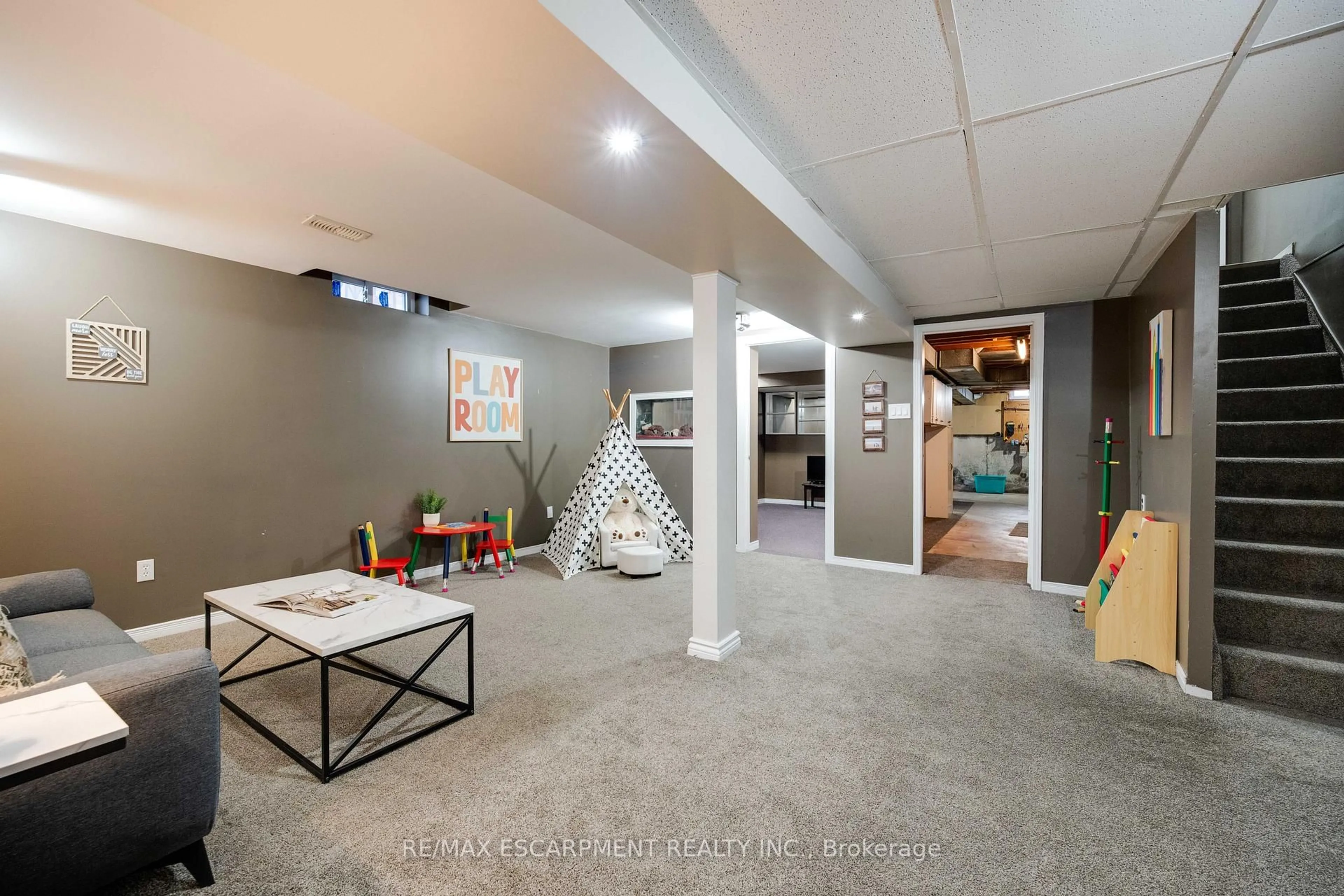 Indoor foyer for 61 Woodlawn Ave, Brantford Ontario N3V 1A6