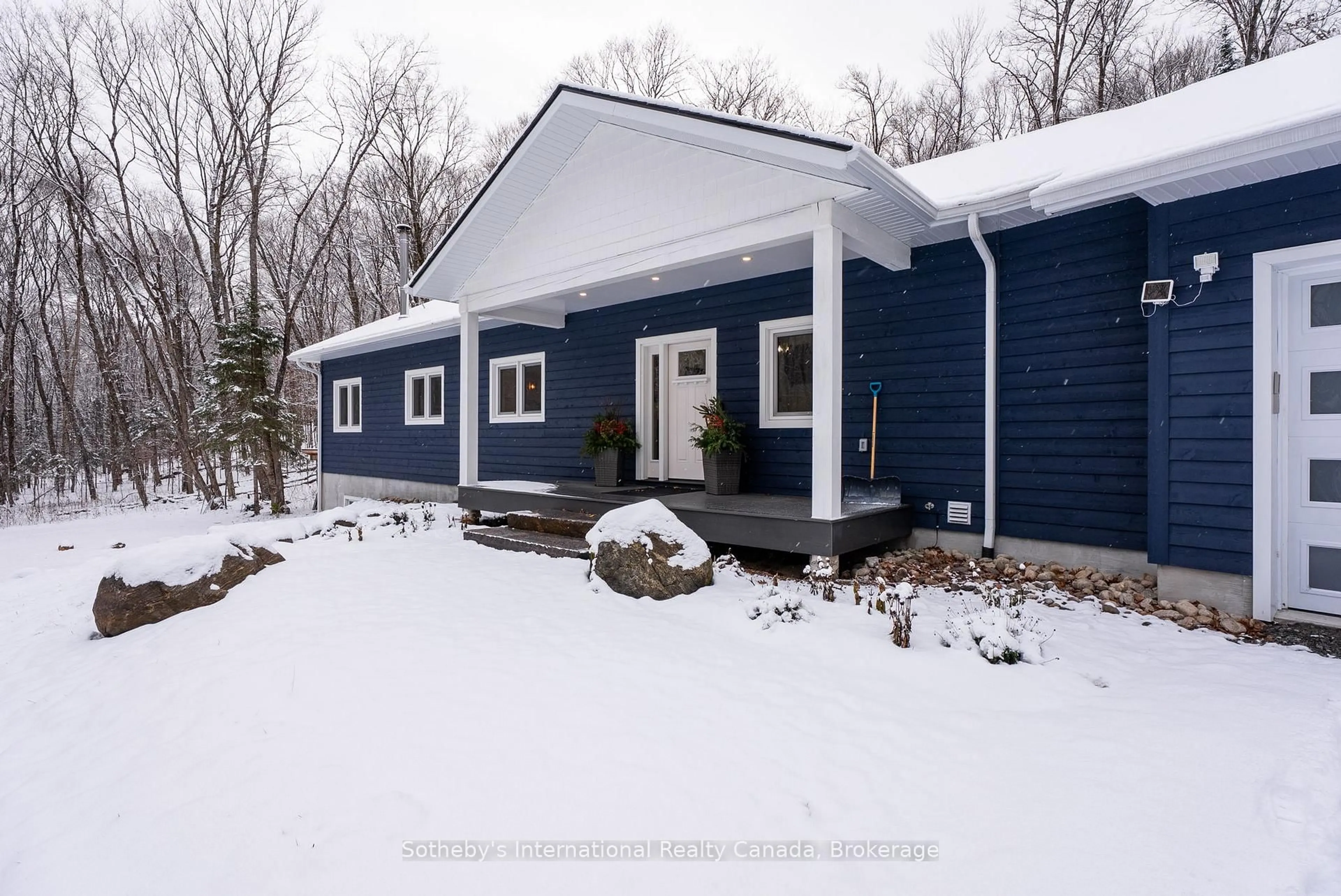 Home with vinyl exterior material, street for 2435 Ravenscliffe Rd, Huntsville Ontario P1H 2J2