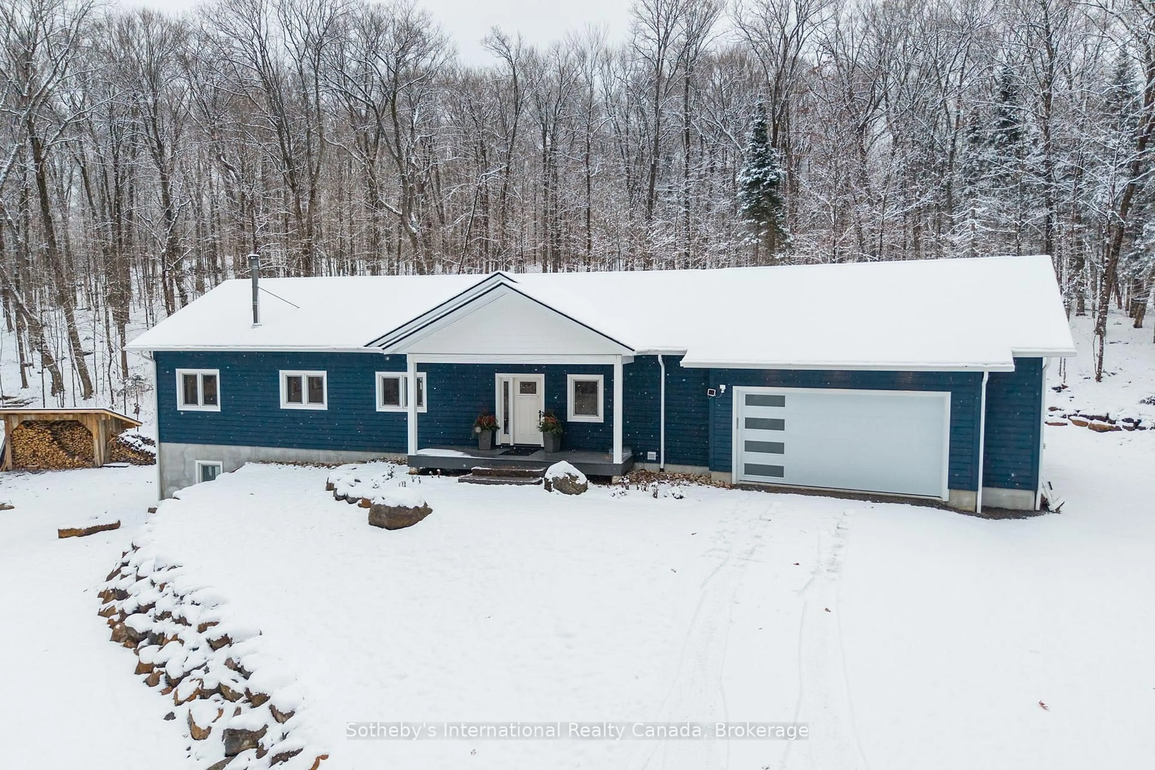 A pic from outside/outdoor area/front of a property/back of a property/a pic from drone, unknown for 2435 Ravenscliffe Rd, Huntsville Ontario P1H 2J2