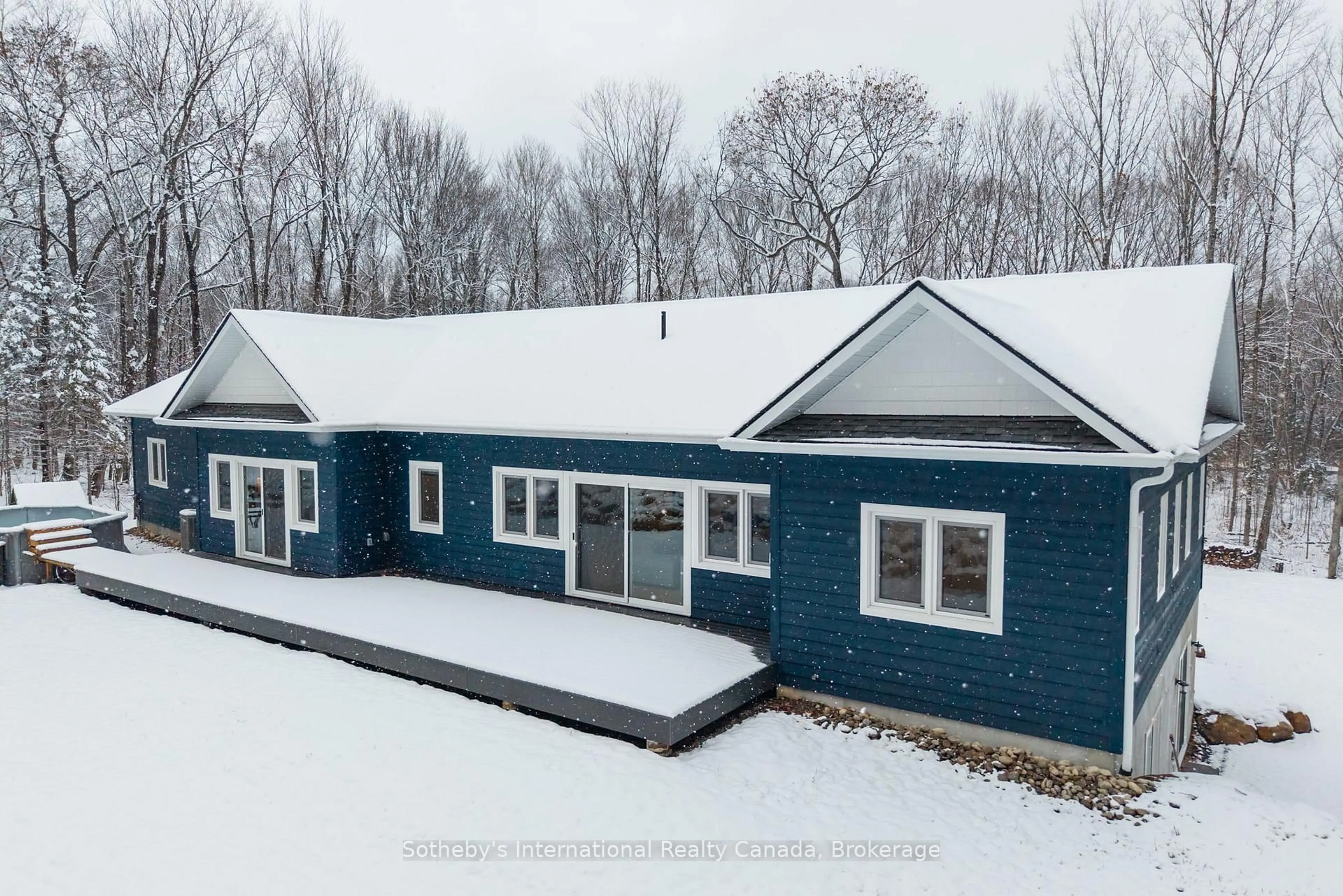 Home with vinyl exterior material, building for 2435 Ravenscliffe Rd, Huntsville Ontario P1H 2J2