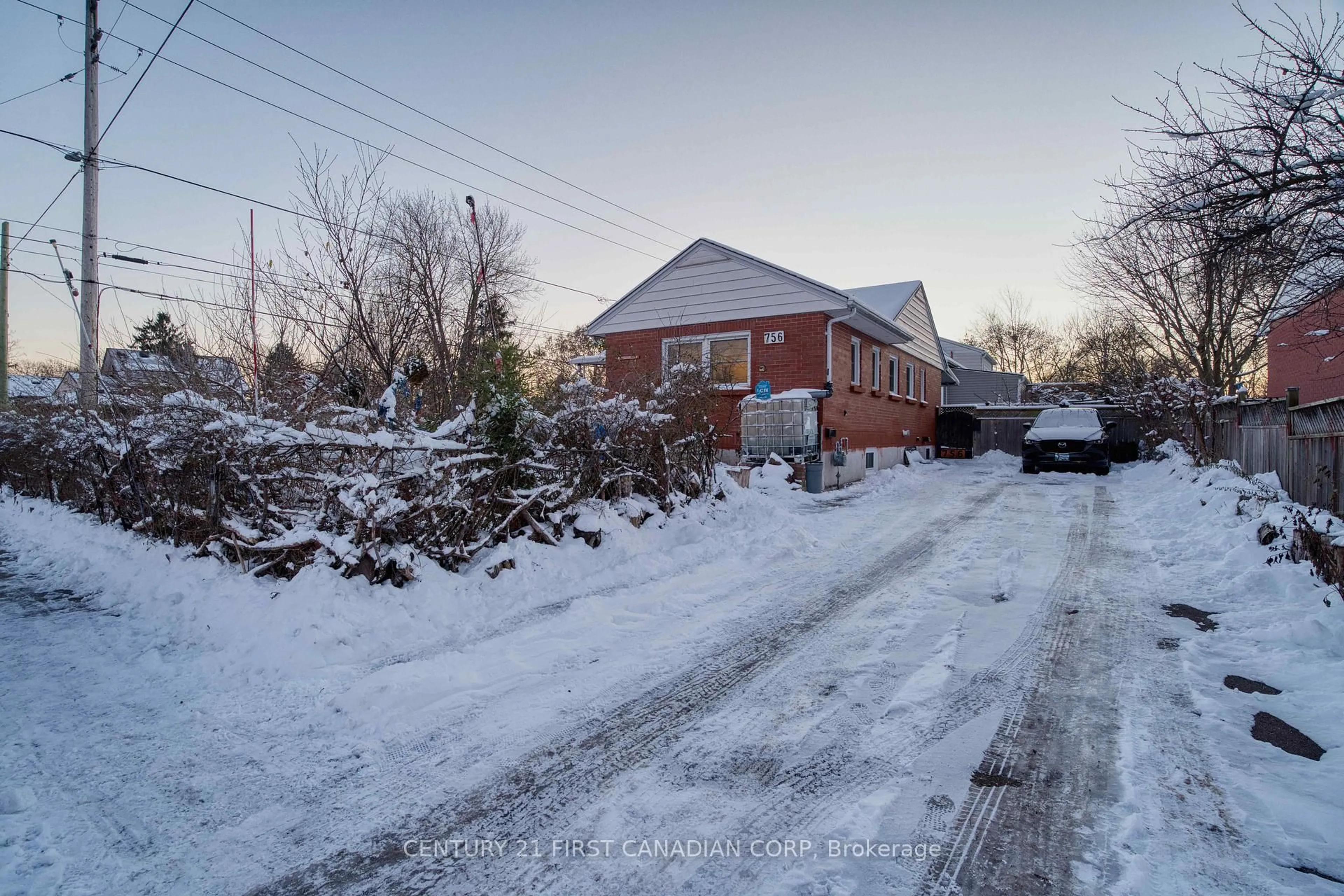 A pic from outside/outdoor area/front of a property/back of a property/a pic from drone, street for 756 Cheapside St, London East Ontario N5Y 3Y7