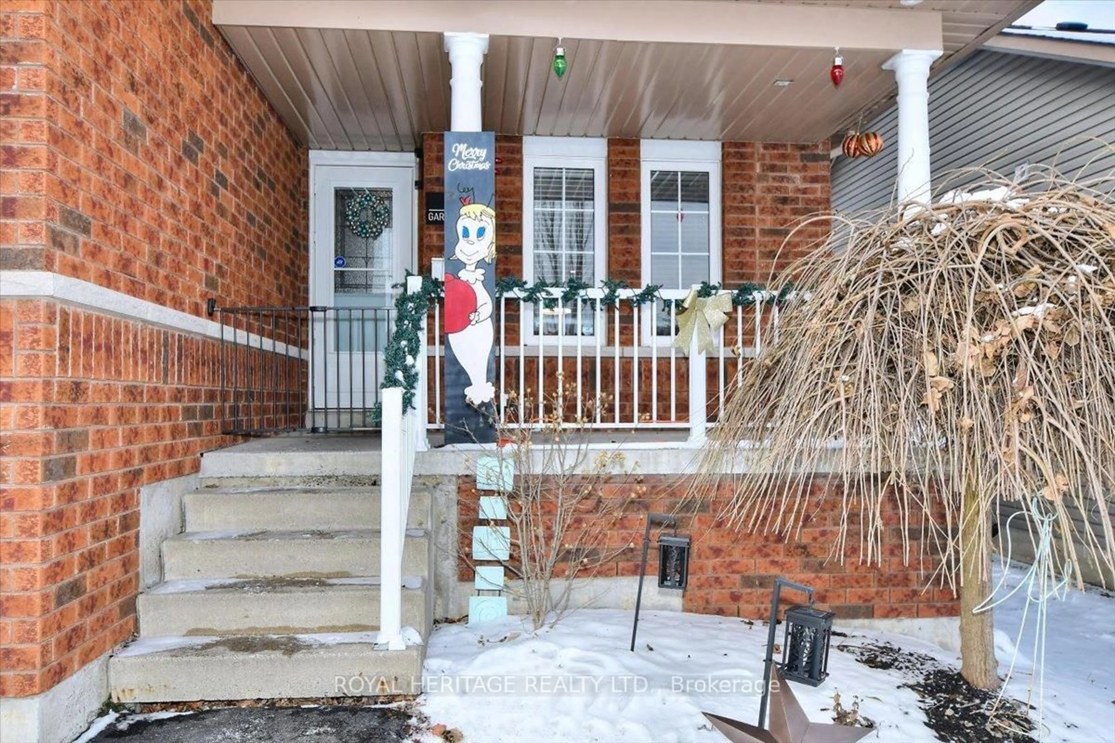 Indoor entryway for 542 Garbutt Terr, Peterborough Ontario K9H 7S8