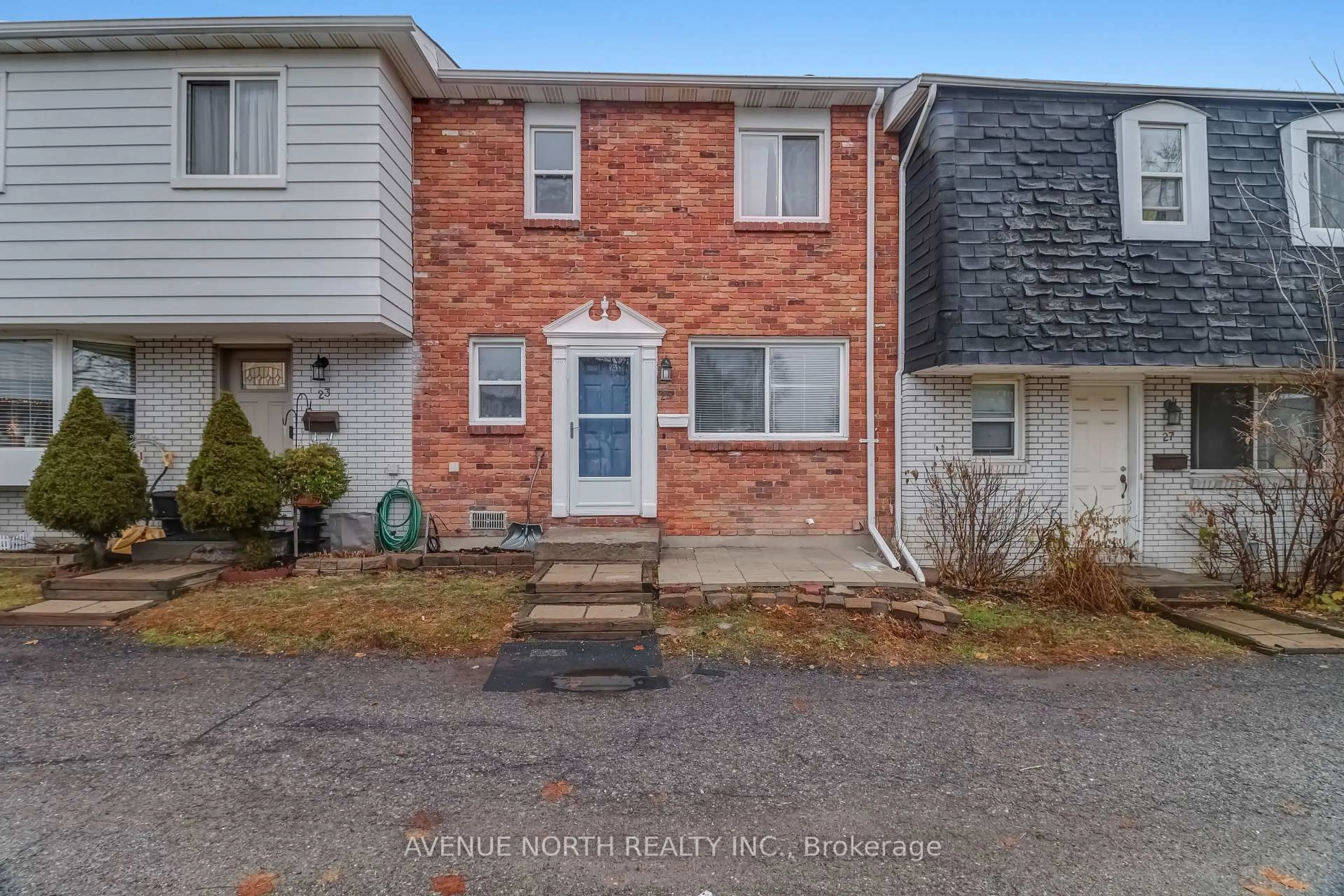 A pic from outside/outdoor area/front of a property/back of a property/a pic from drone, street for 665 Hochelaga St #25, Ottawa Ontario K1K 2E8