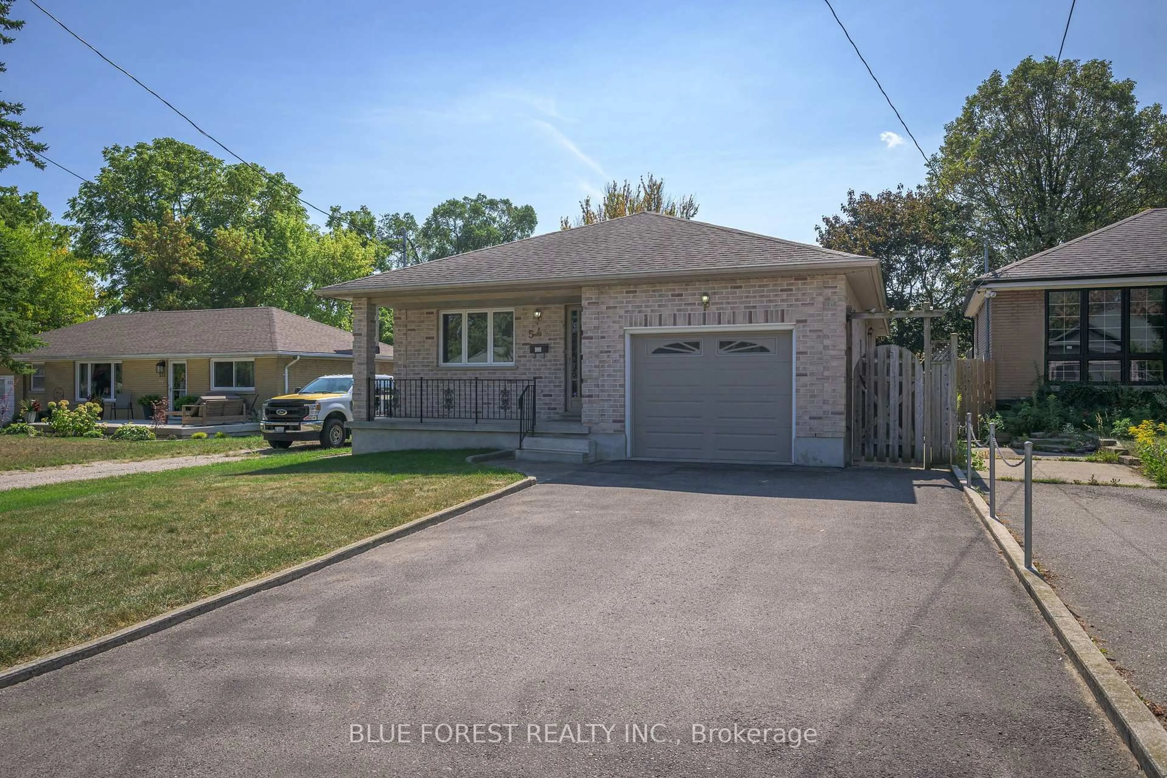 A pic from outside/outdoor area/front of a property/back of a property/a pic from drone, street for 547 Creston Ave, London South Ontario N6C 3A5