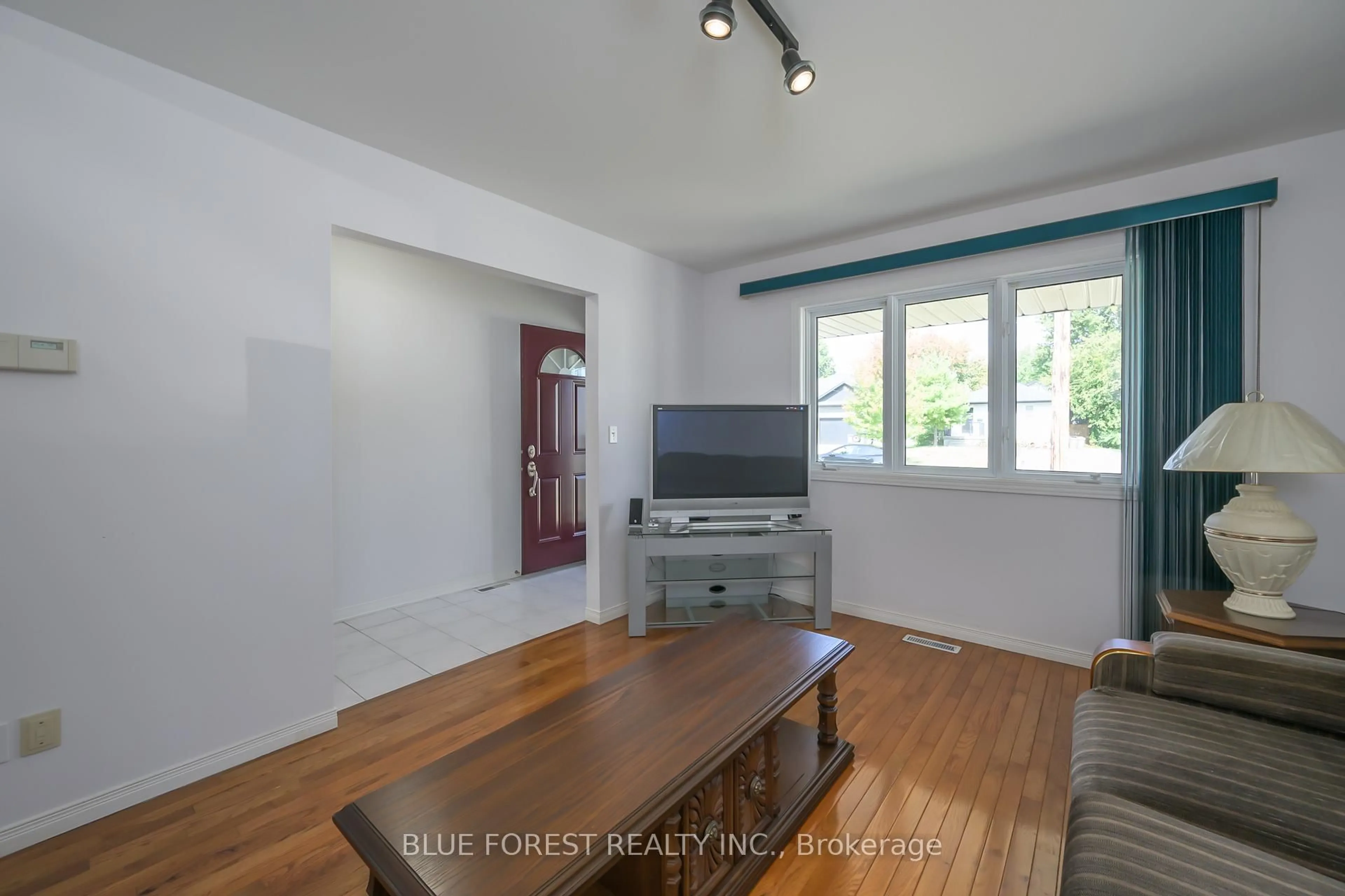 Living room with furniture, unknown for 547 Creston Ave, London South Ontario N6C 3A5