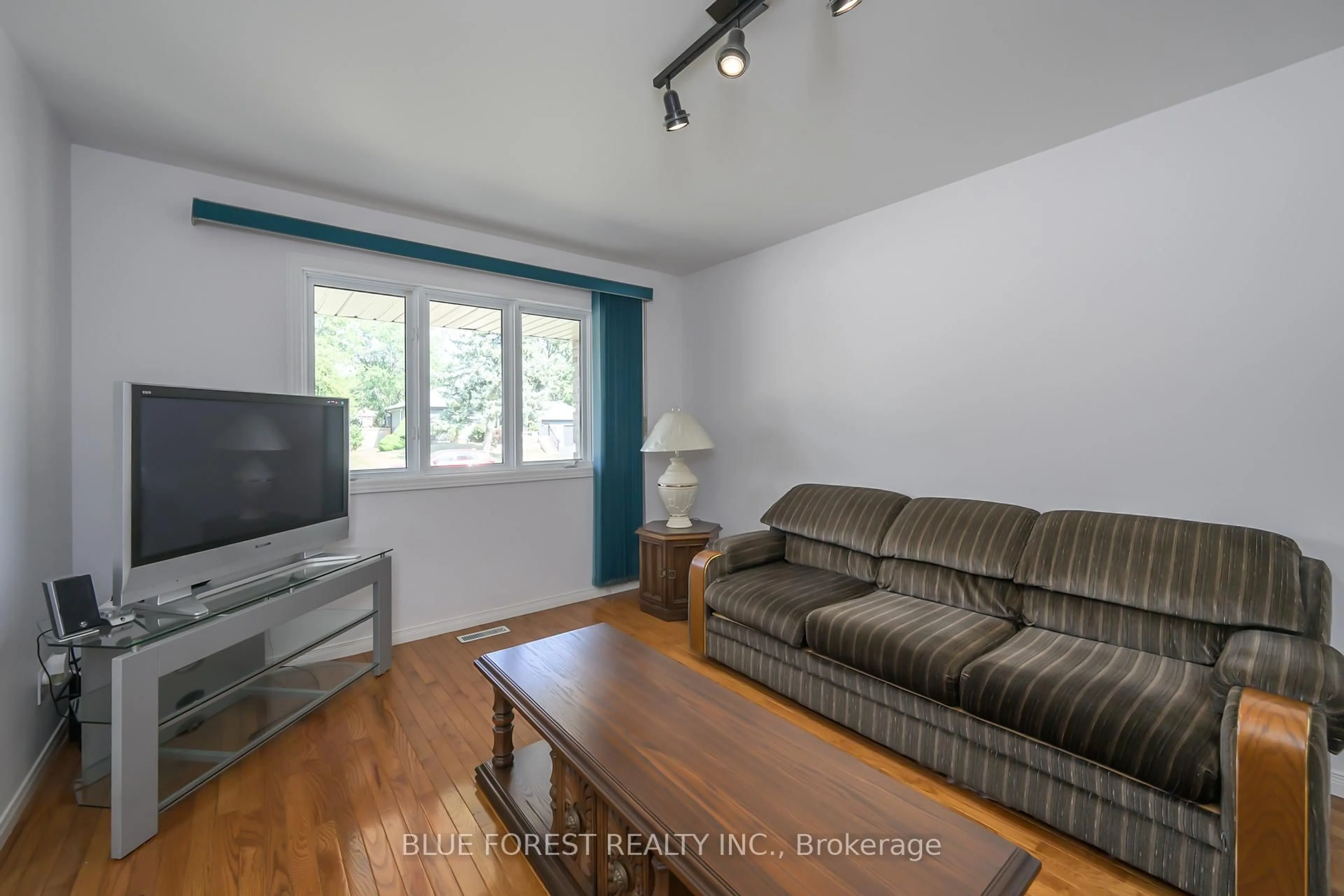 Living room with furniture, wood/laminate floor for 547 Creston Ave, London South Ontario N6C 3A5