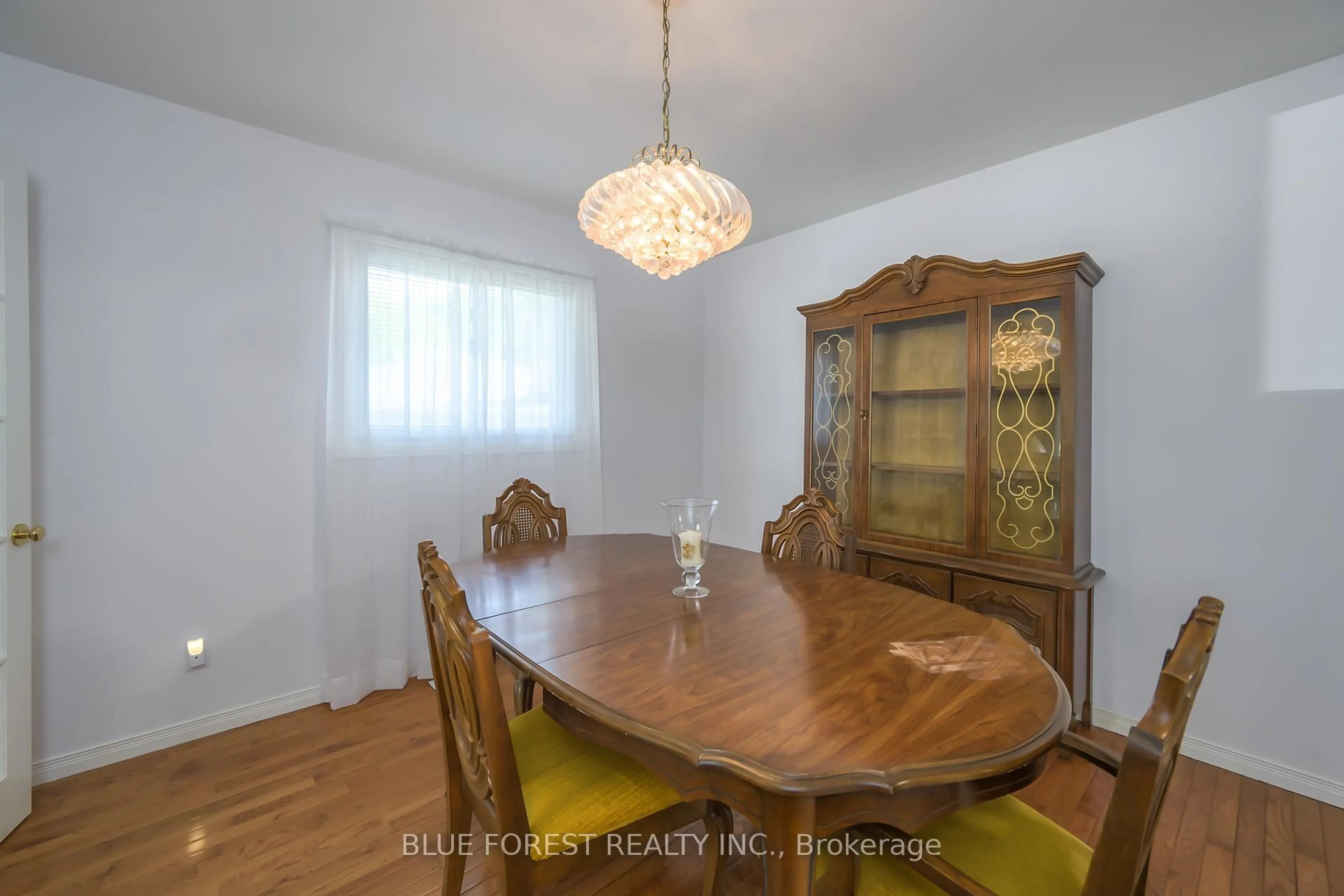 Dining room, wood/laminate floor for 547 Creston Ave, London South Ontario N6C 3A5