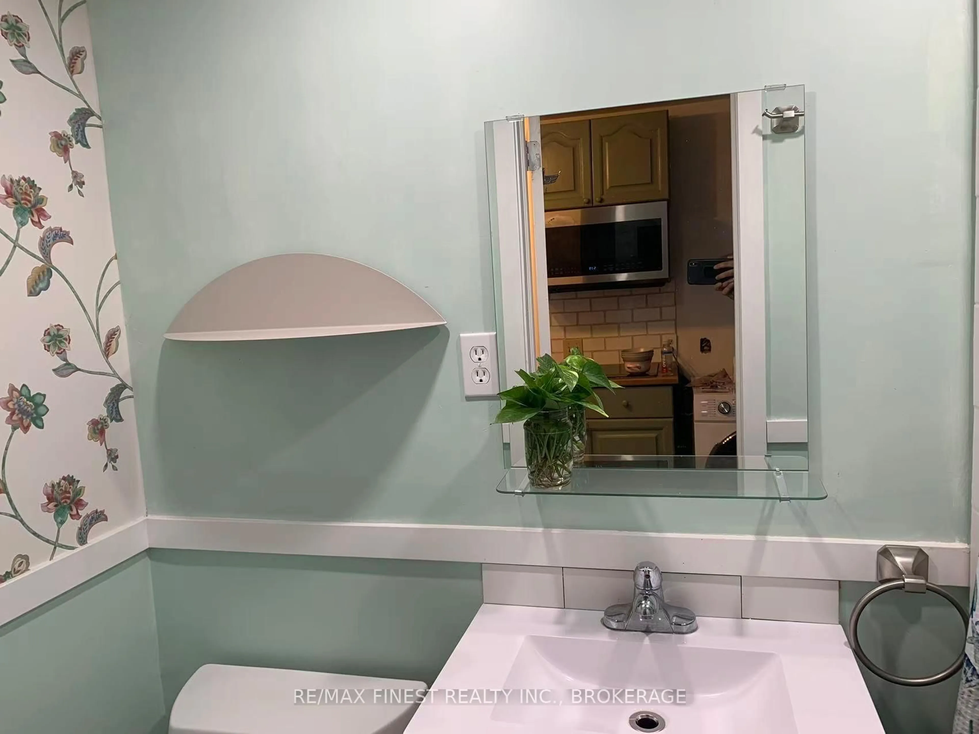 Standard bathroom, ceramic/tile floor for 123 Bagot St, Kingston Ontario K7L 3E7