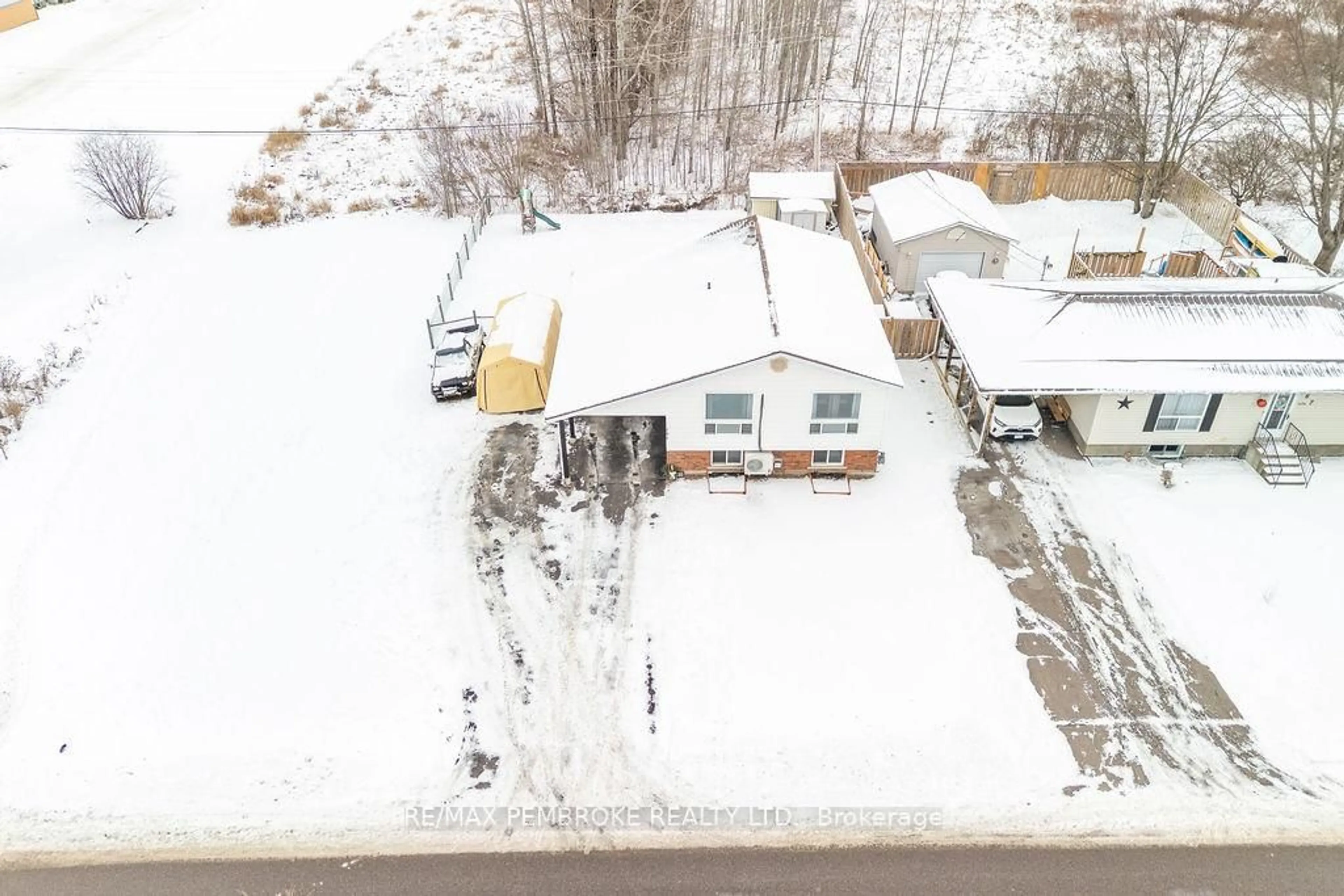 A pic from outside/outdoor area/front of a property/back of a property/a pic from drone, street for 191 Cecil St, Pembroke Ontario K8A 8G7