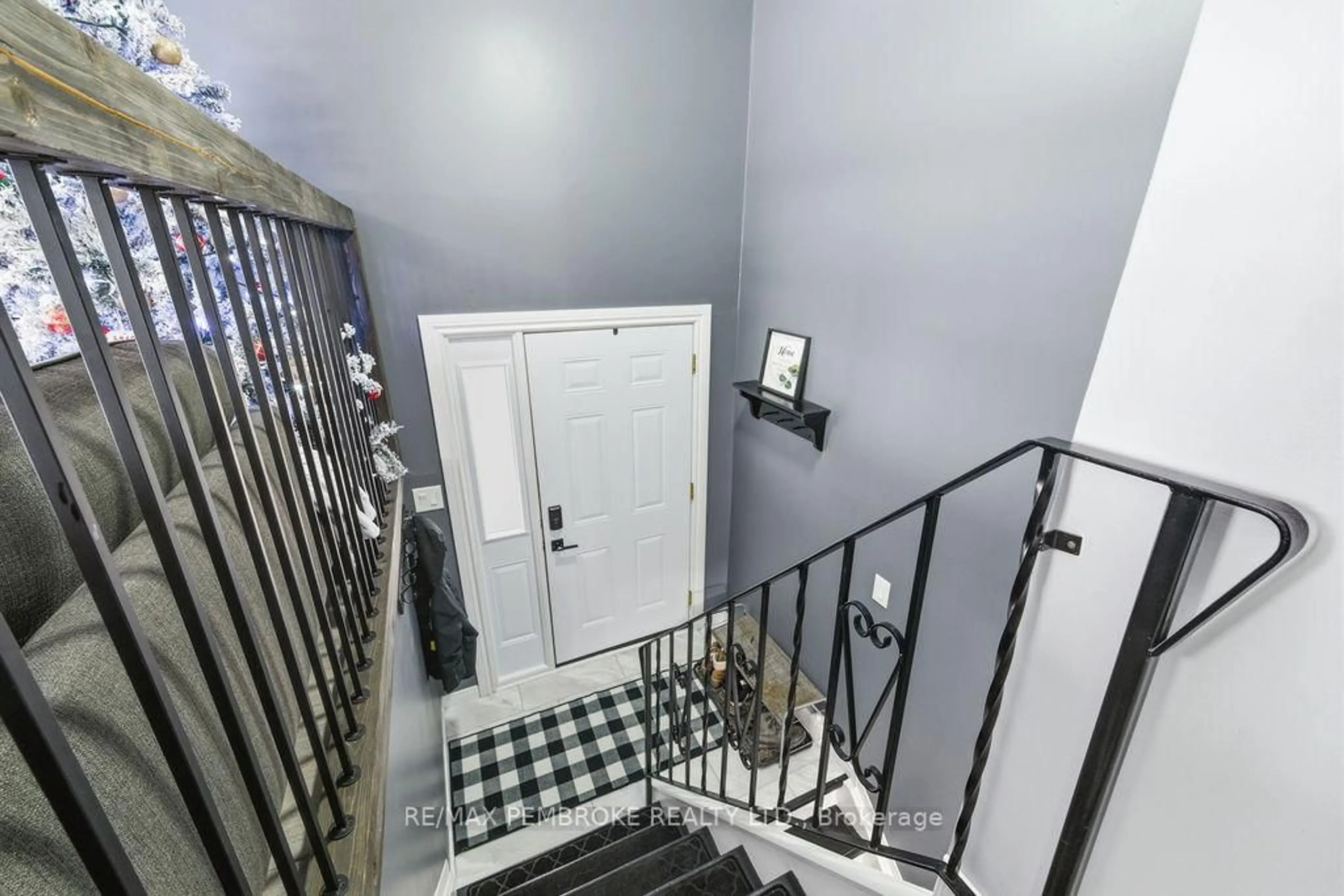 Indoor foyer for 191 Cecil St, Pembroke Ontario K8A 8G7