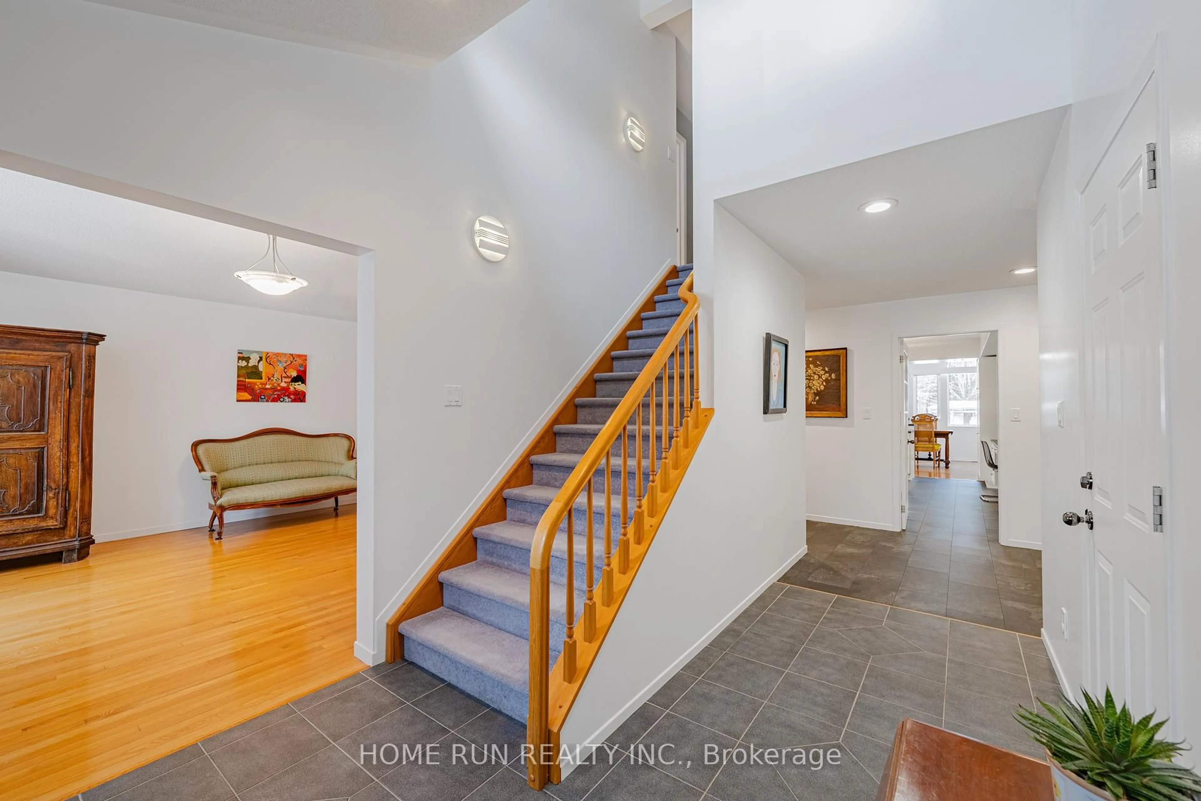 Indoor foyer for 1545 Sherruby Way, Ottawa Ontario K2W 1A9