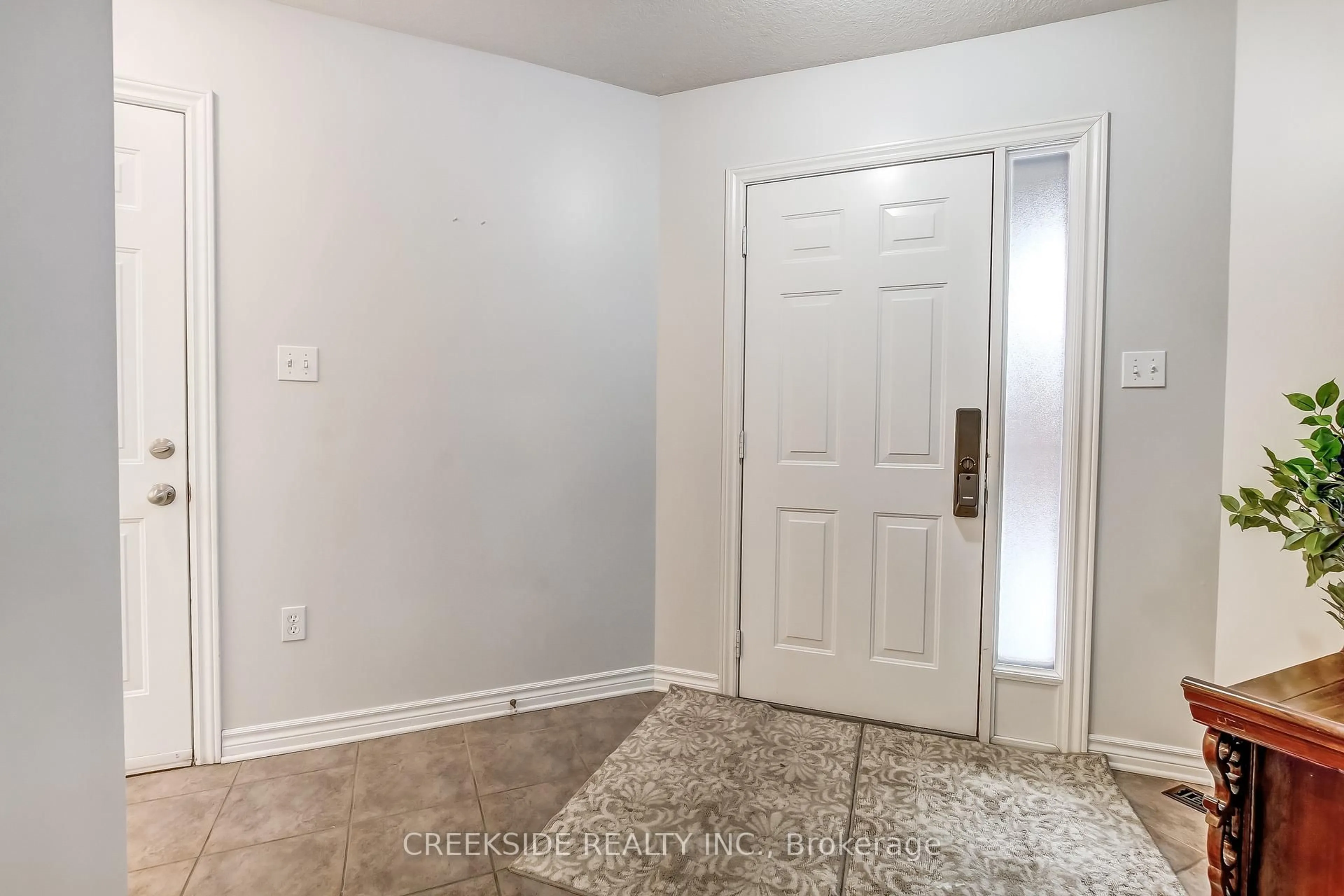 Indoor entryway for 730 Oakcrossing Rd, London North Ontario N6H 5V9