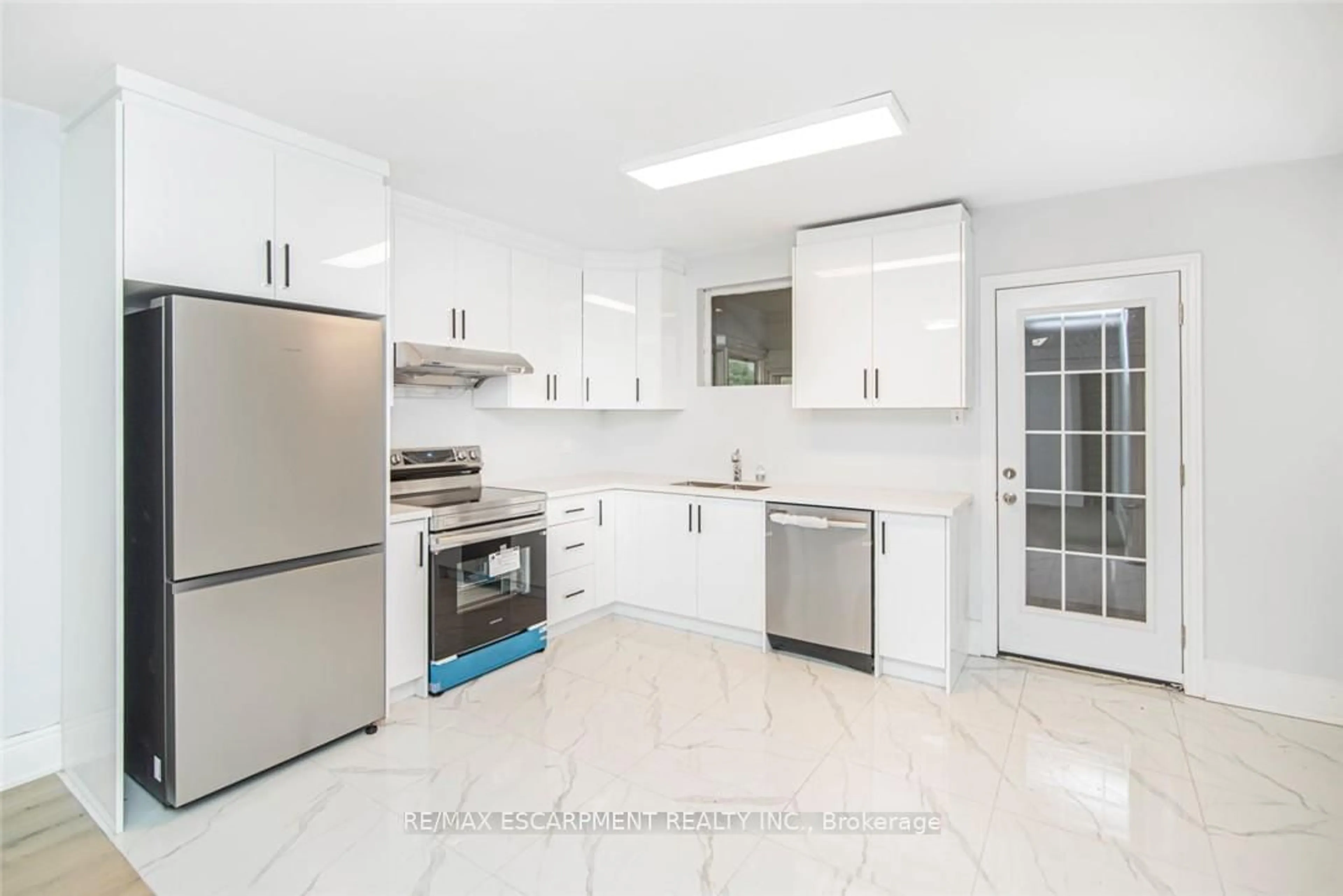 Standard kitchen, ceramic/tile floor for 8 Leeds St, Hamilton Ontario L8L 6W8