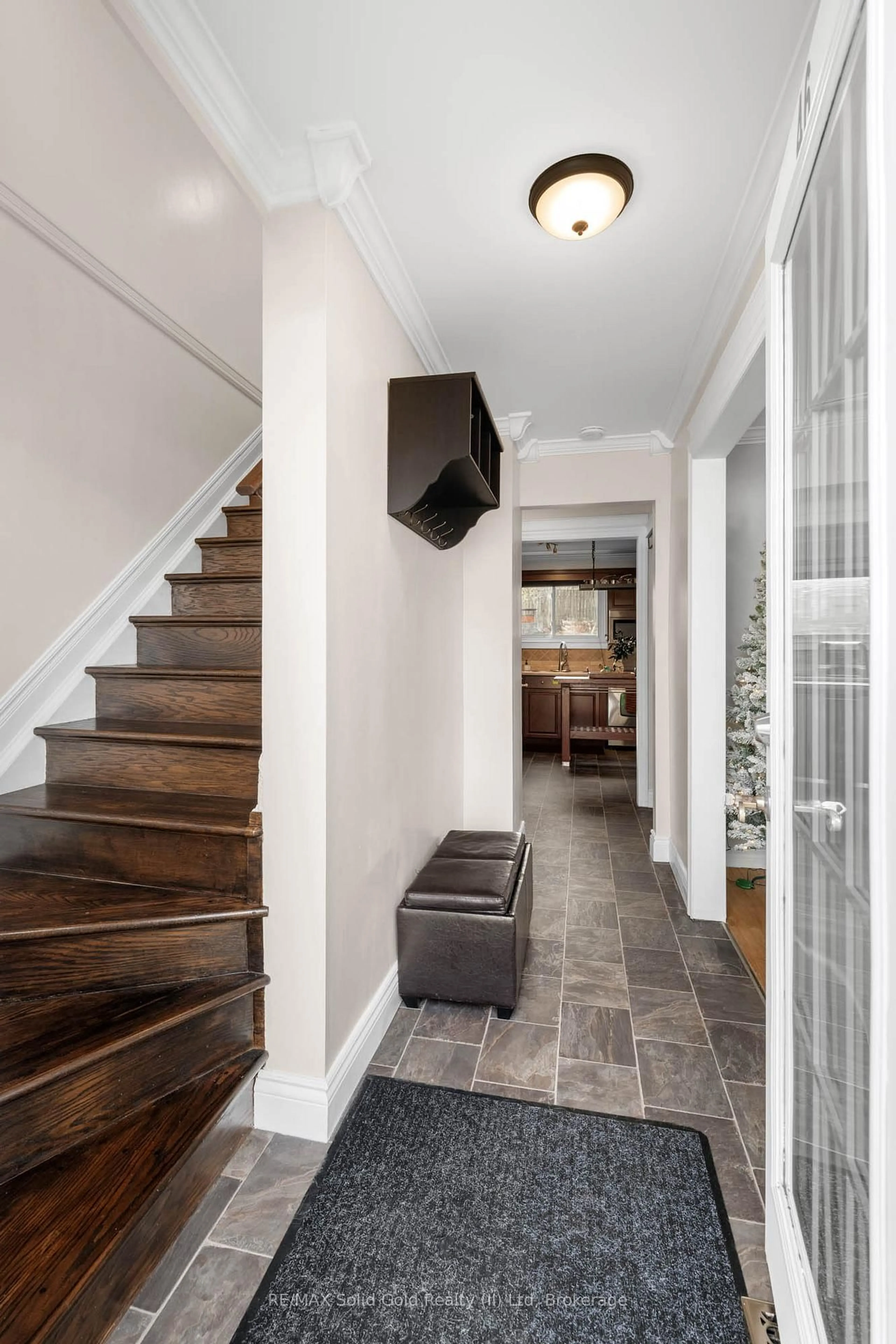 Indoor entryway for 46 Barwood Cres, Kitchener Ontario N2E 1V1