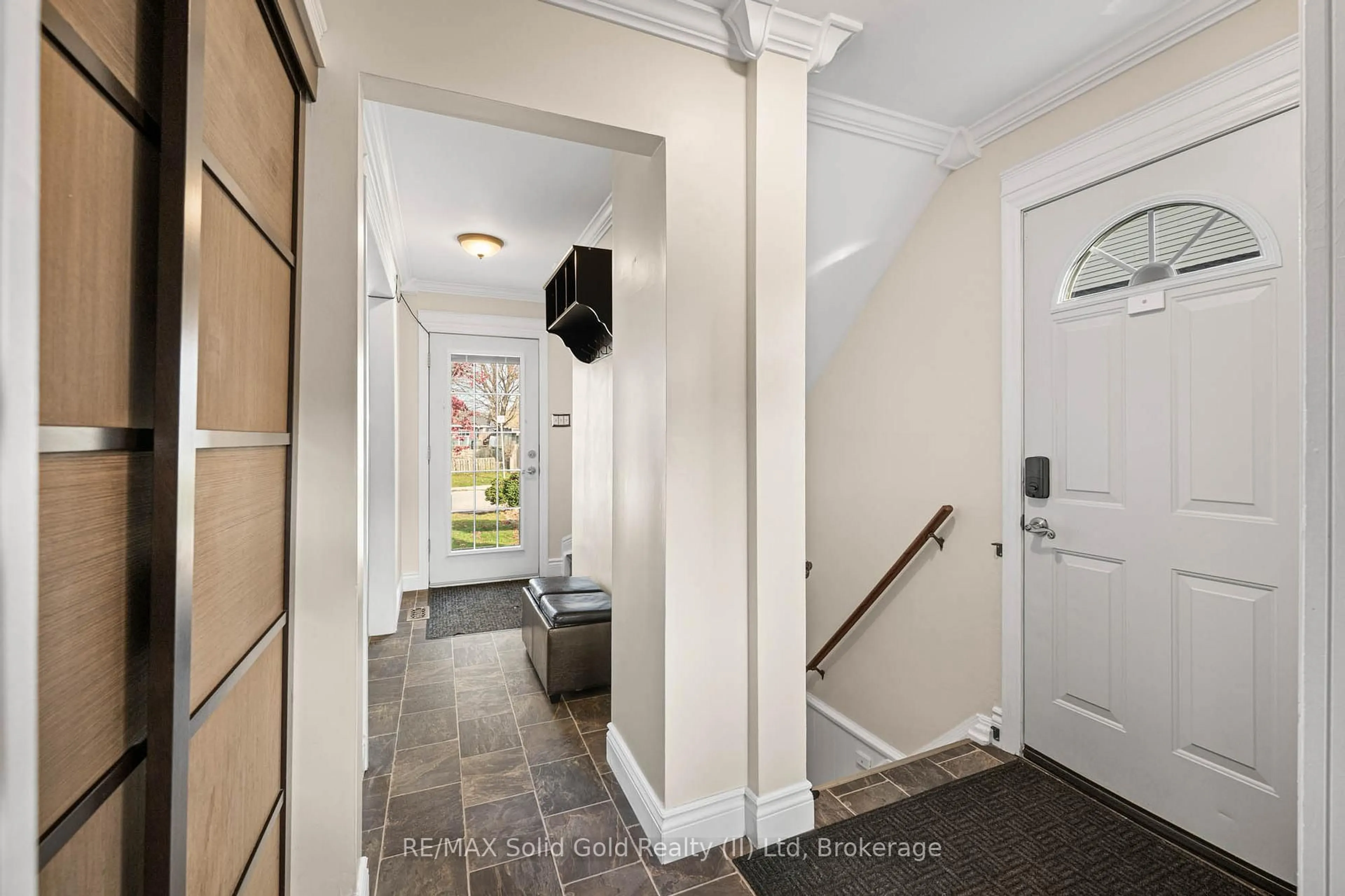 Indoor entryway for 46 Barwood Cres, Kitchener Ontario N2E 1V1