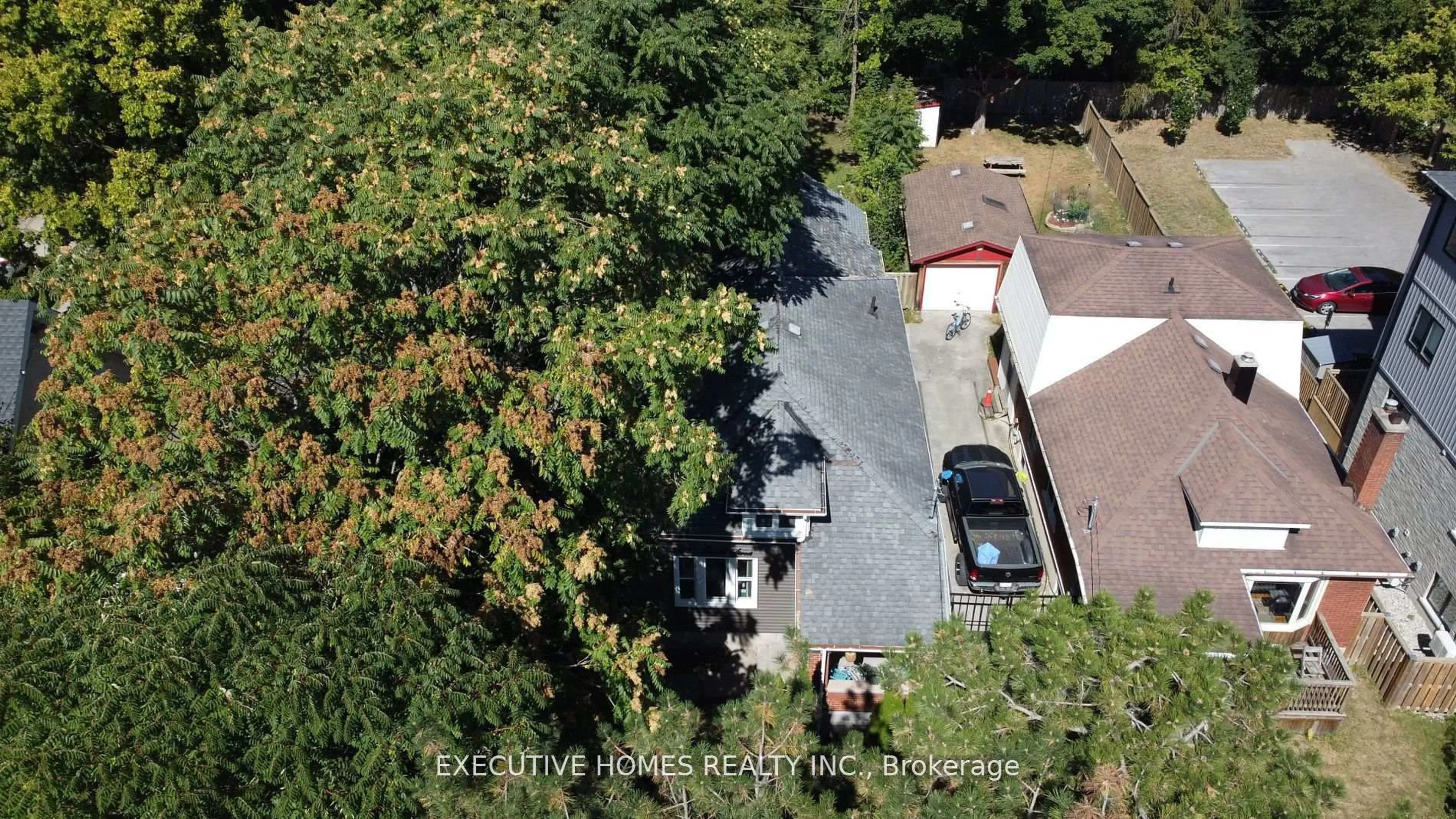 A pic from outside/outdoor area/front of a property/back of a property/a pic from drone, street for 650 Oxford St, London East Ontario N5X 3J4