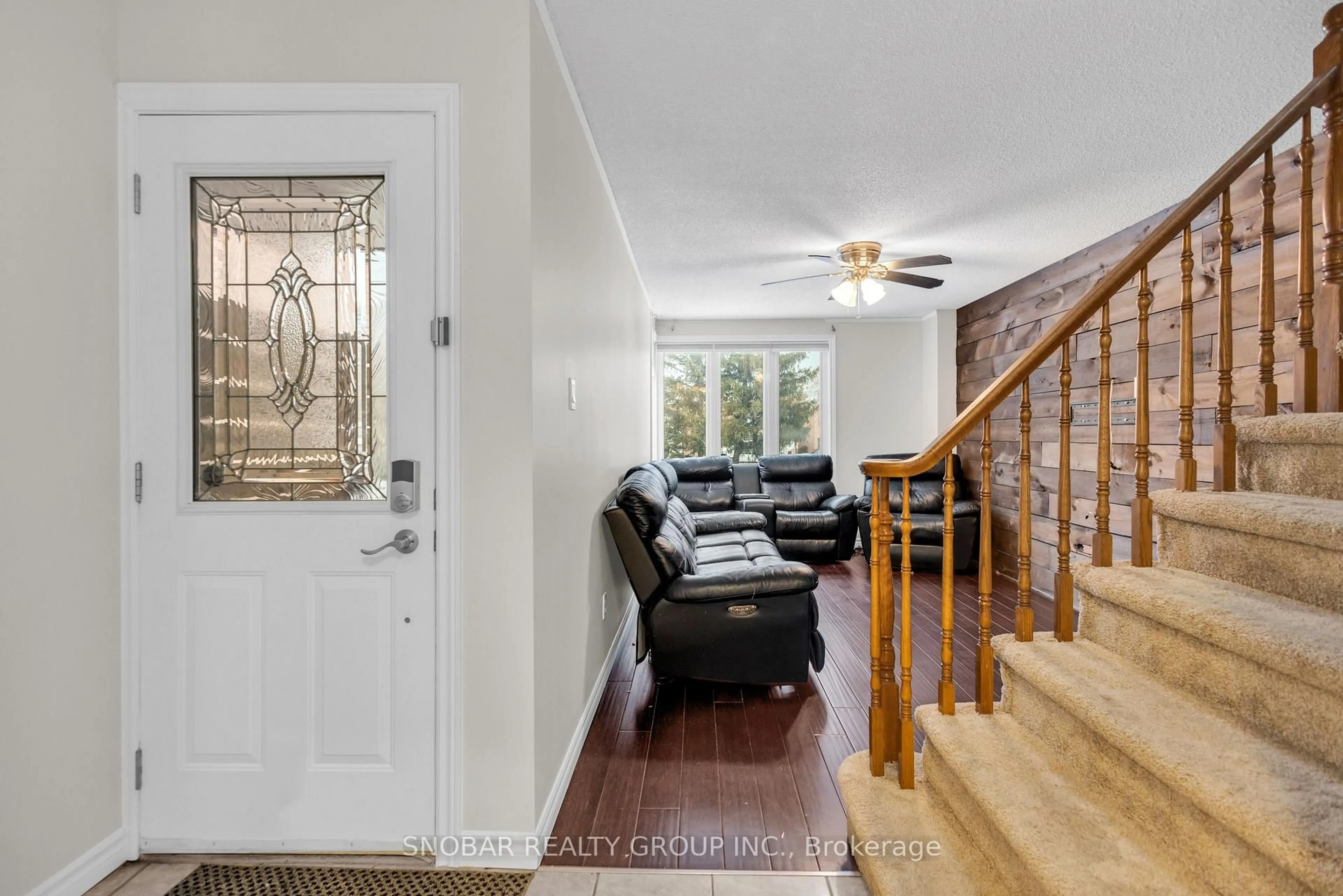 Indoor entryway for 14 Clydebank Pl, Hamilton Ontario L8E 4K2