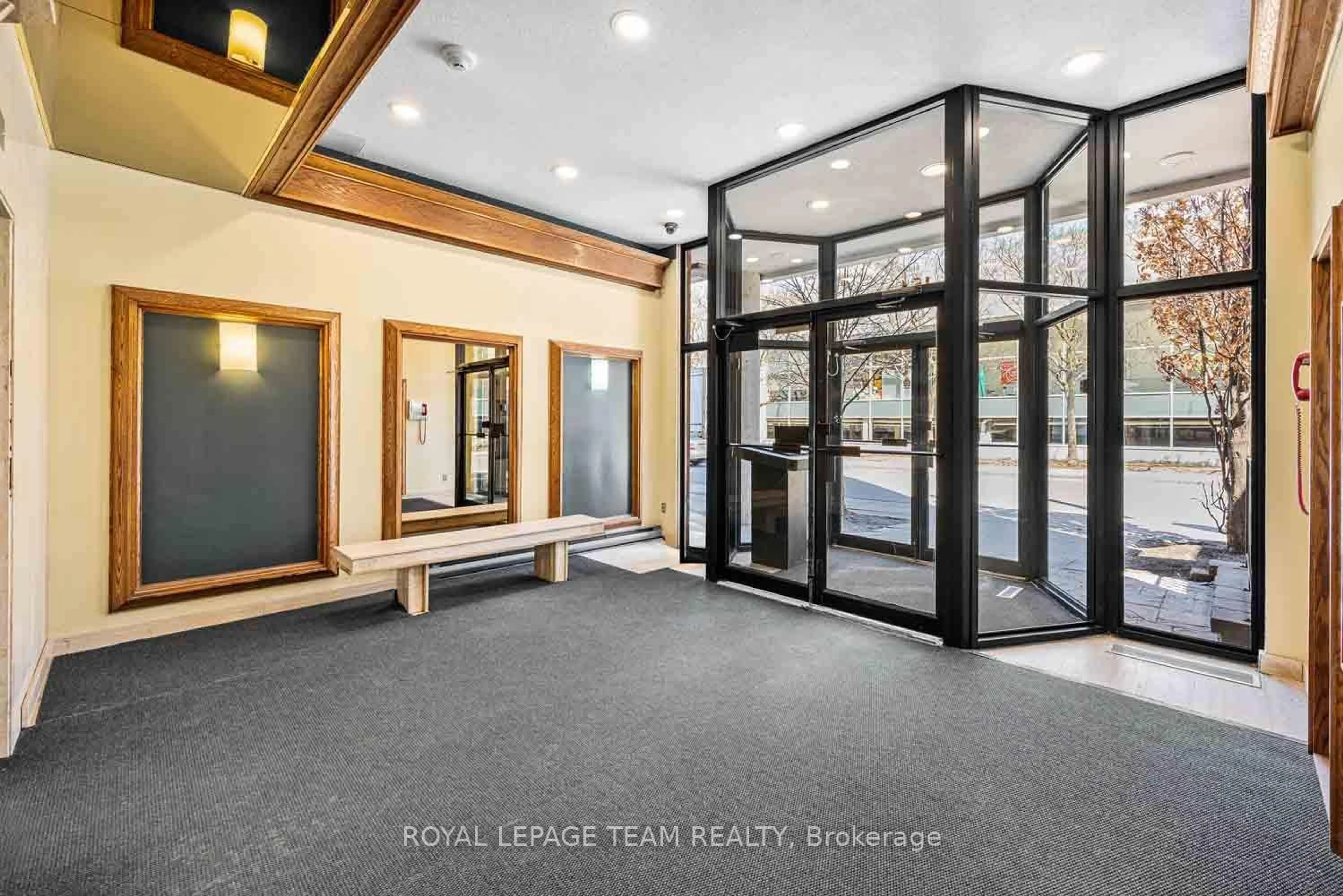 Indoor foyer for 154 NELSON St #504, Ottawa Ontario K1N 7R5