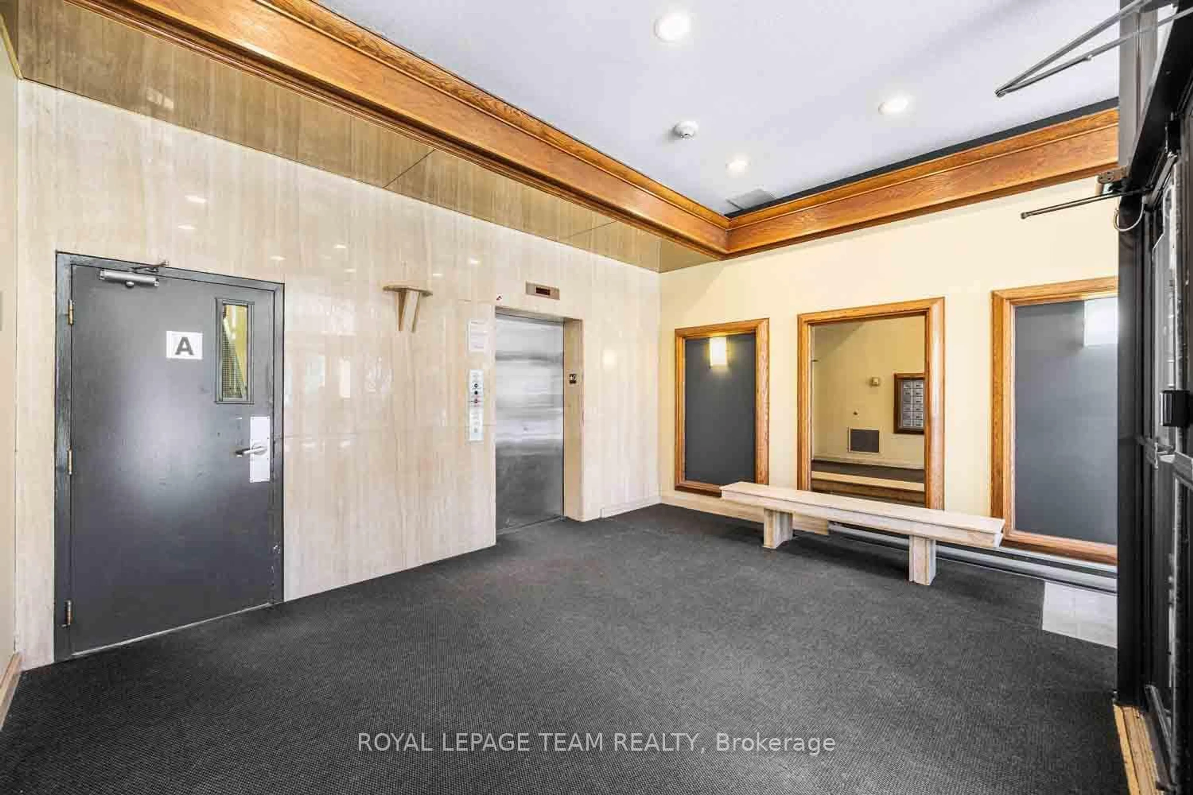 Indoor foyer for 154 NELSON St #504, Ottawa Ontario K1N 7R5