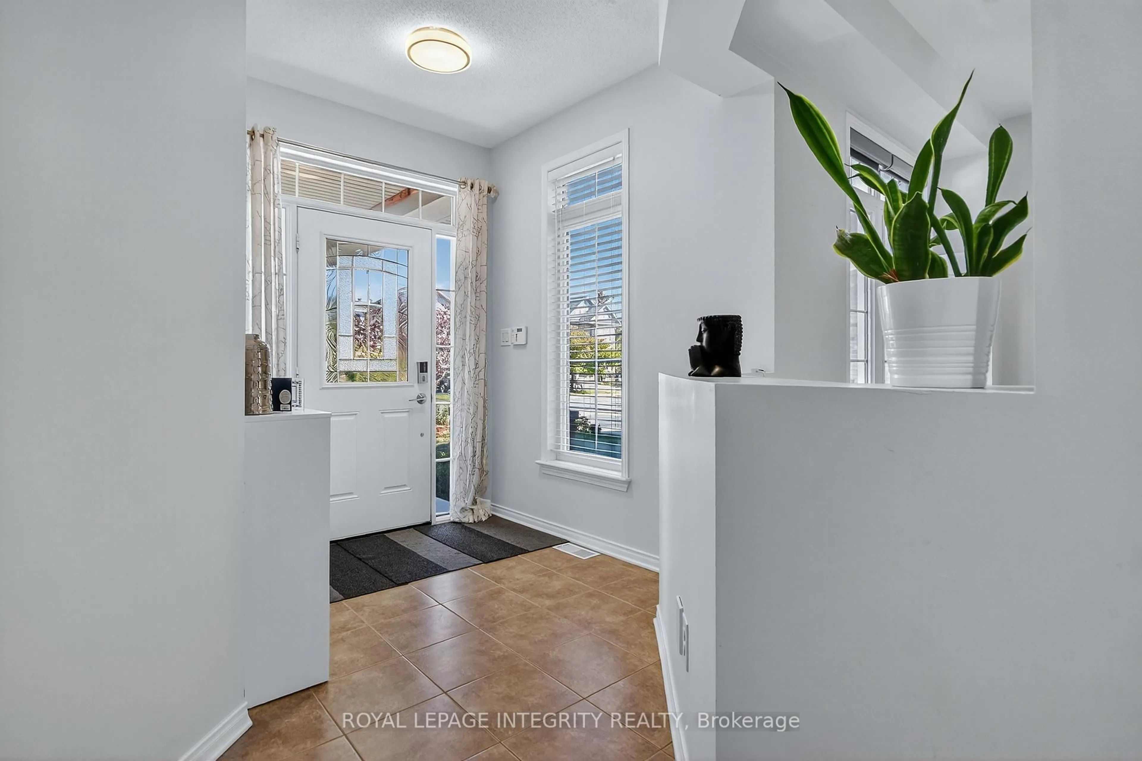 Indoor entryway for 347 Tucana Way, Ottawa Ontario K2J 0Z8