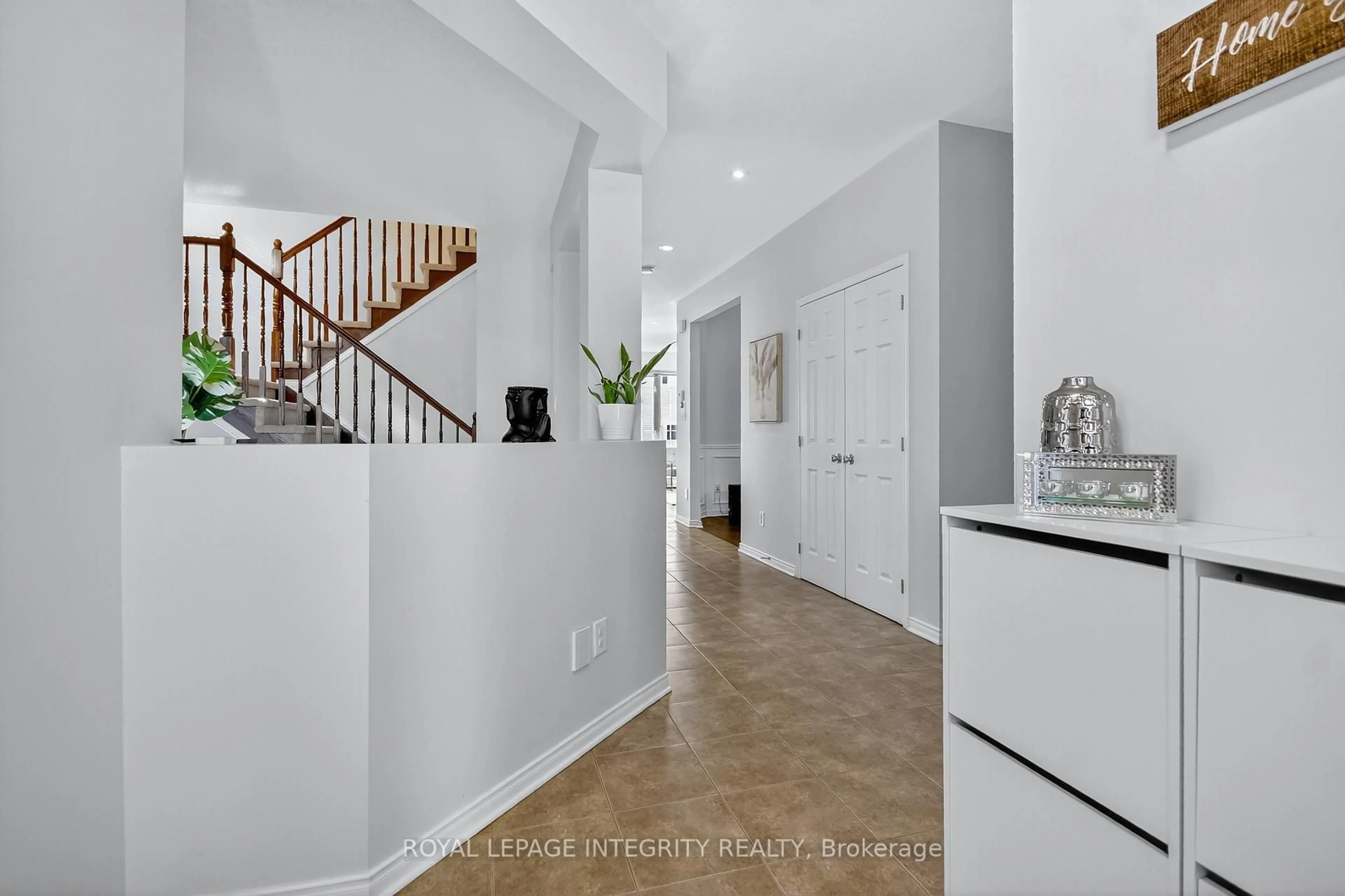 Indoor entryway for 347 Tucana Way, Ottawa Ontario K2J 0Z8