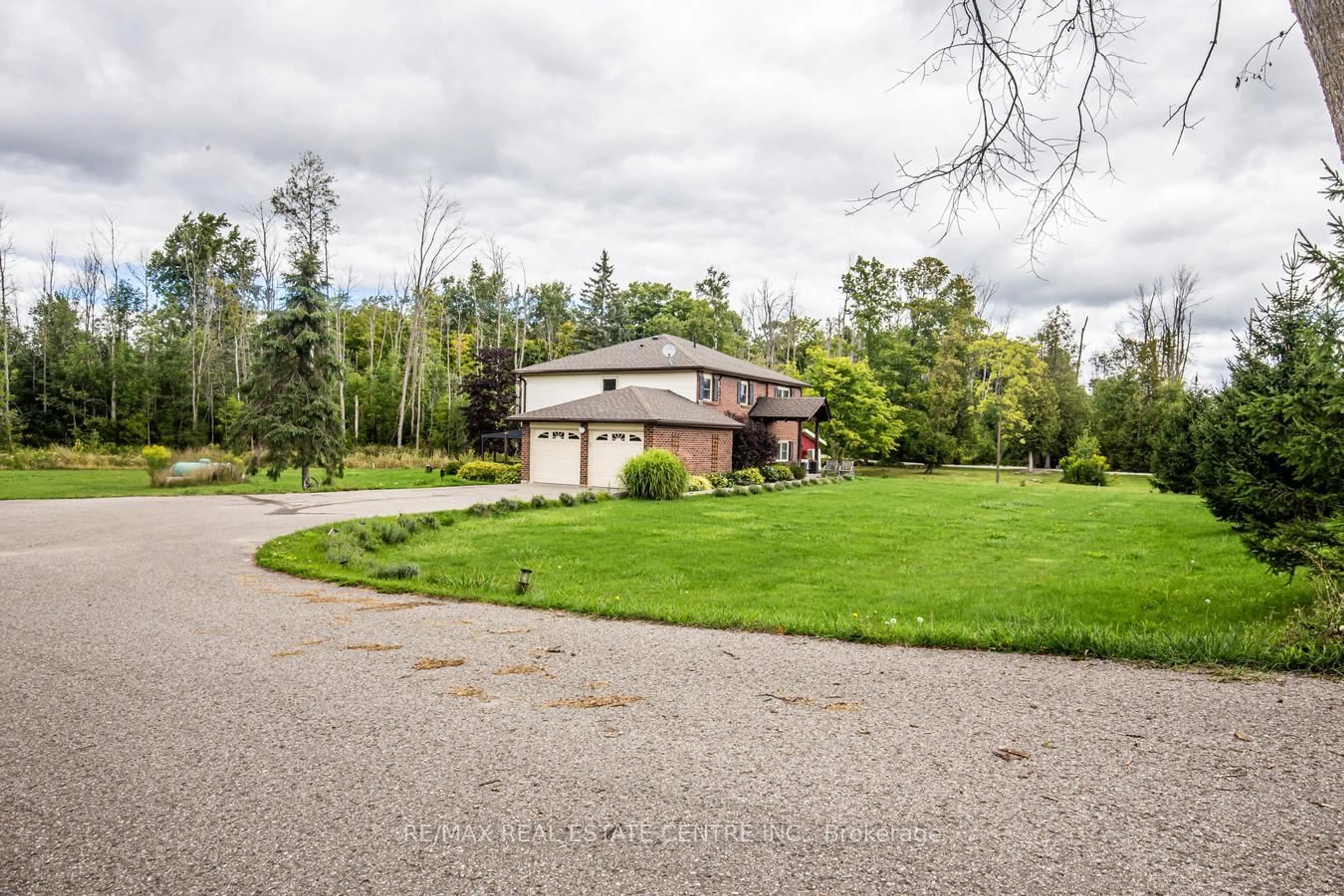 A pic from outside/outdoor area/front of a property/back of a property/a pic from drone, unknown for 9438 Wellington Rd 42 Rd, Erin Ontario N0B 1H0