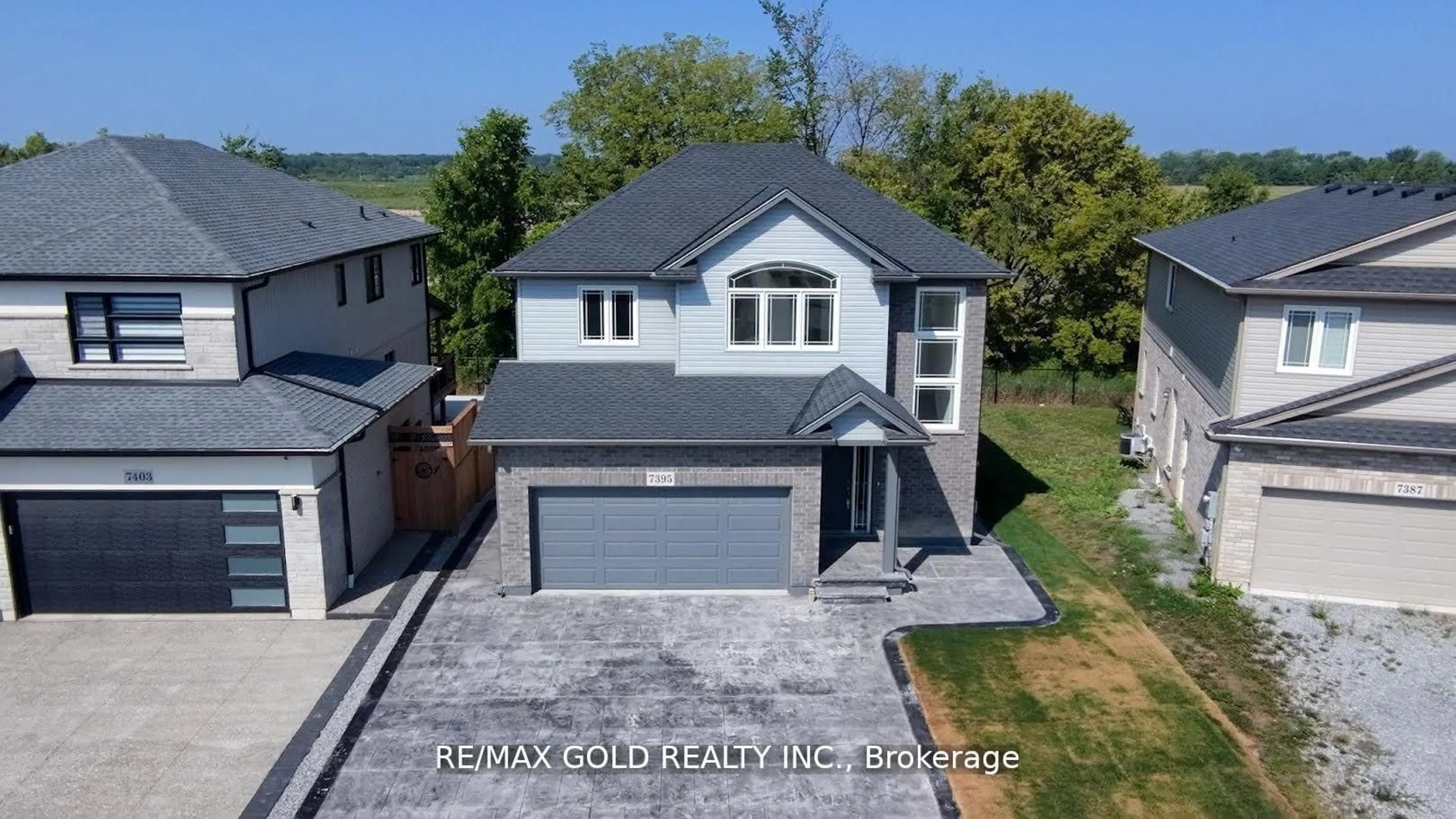 A pic from outside/outdoor area/front of a property/back of a property/a pic from drone, water/lake/river/ocean view for 7395 Sherrilee Cres, Niagara Falls Ontario L2H 3T4