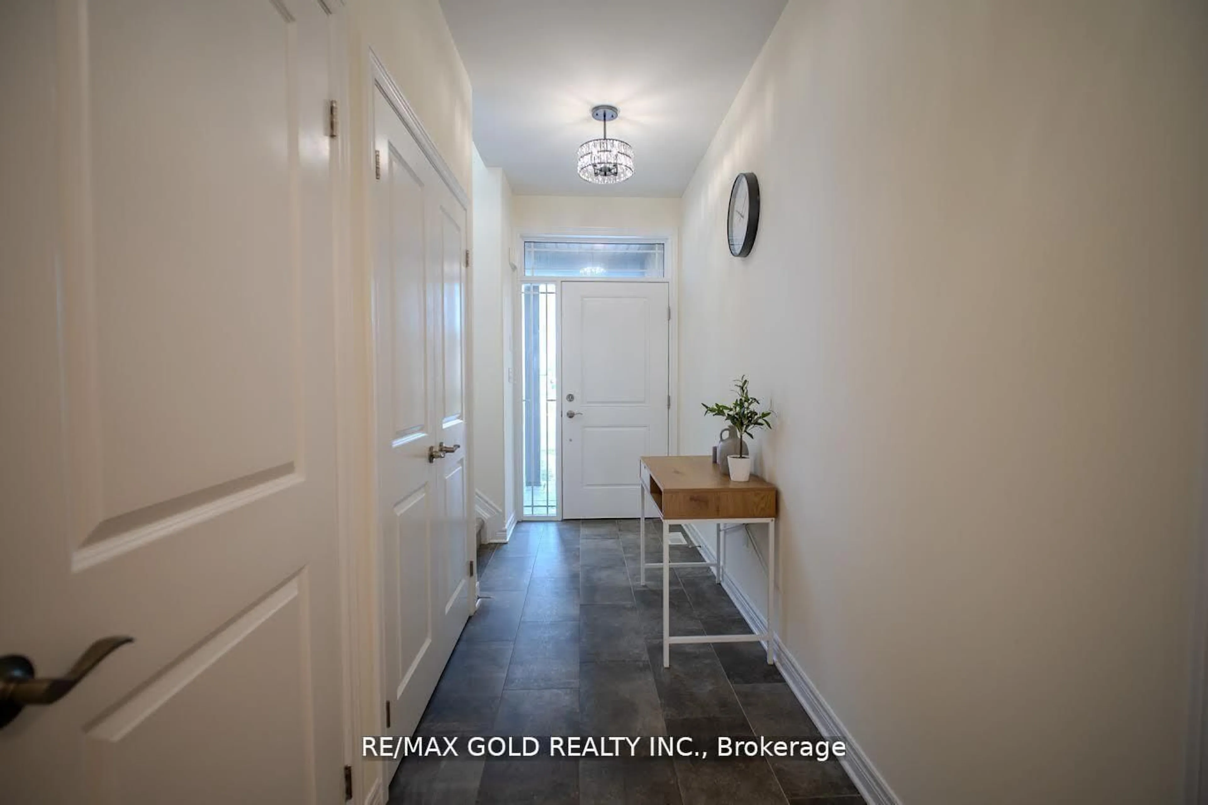 Indoor entryway for 7395 Sherrilee Cres, Niagara Falls Ontario L2H 3T4