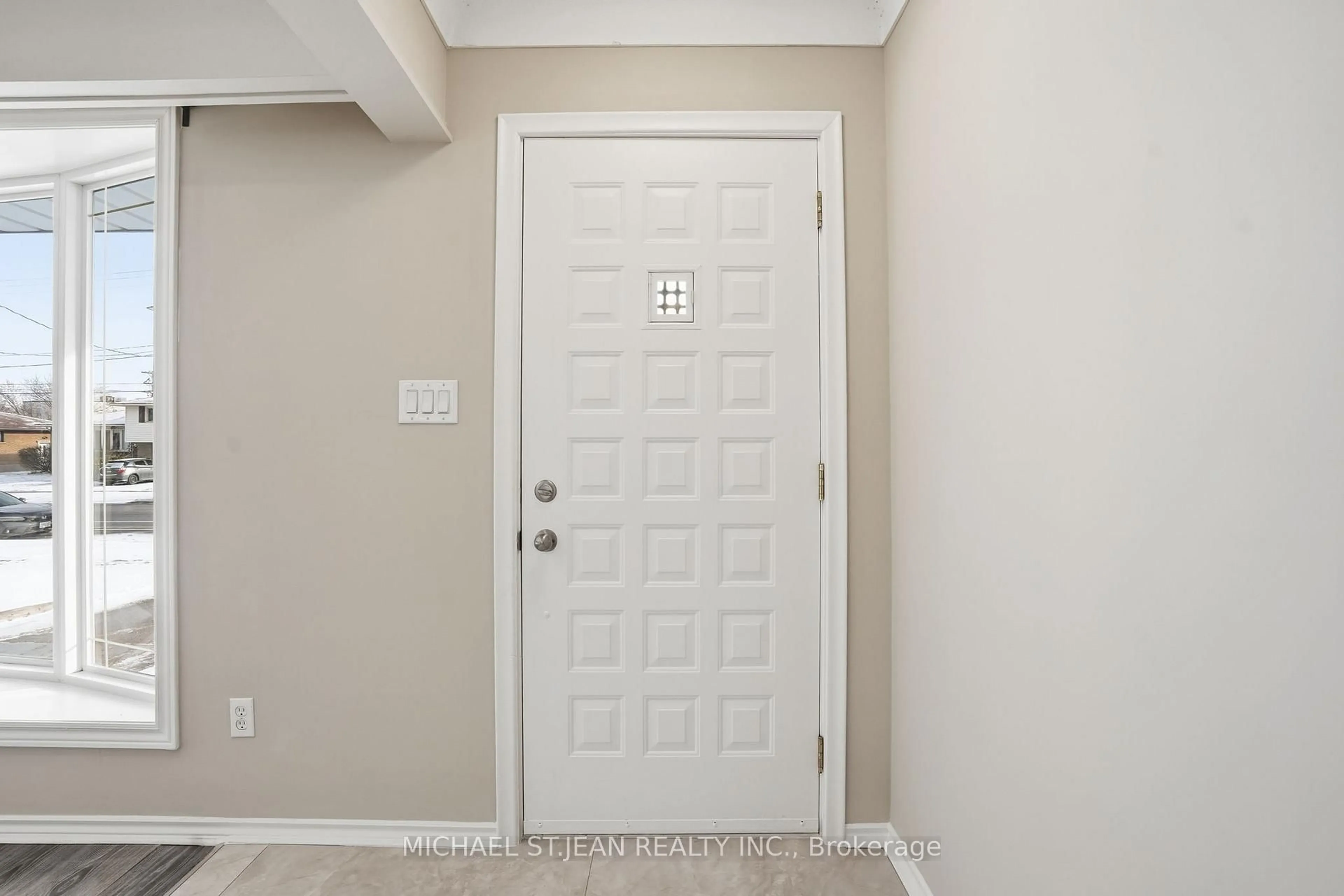 Indoor entryway for 93 Wellington St, Welland Ontario L3B 1B2