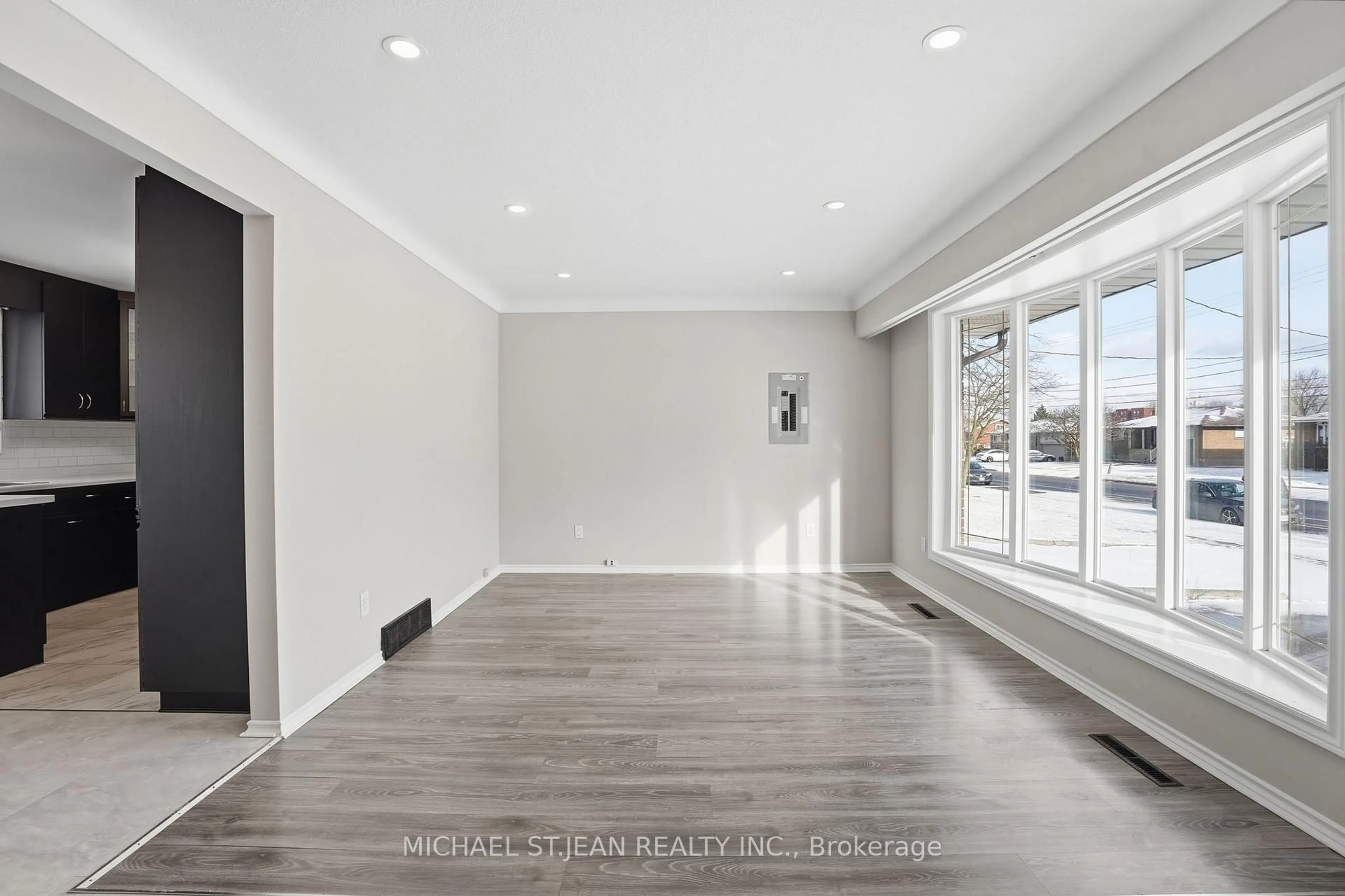 Indoor entryway for 93 Wellington St, Welland Ontario L3B 1B2