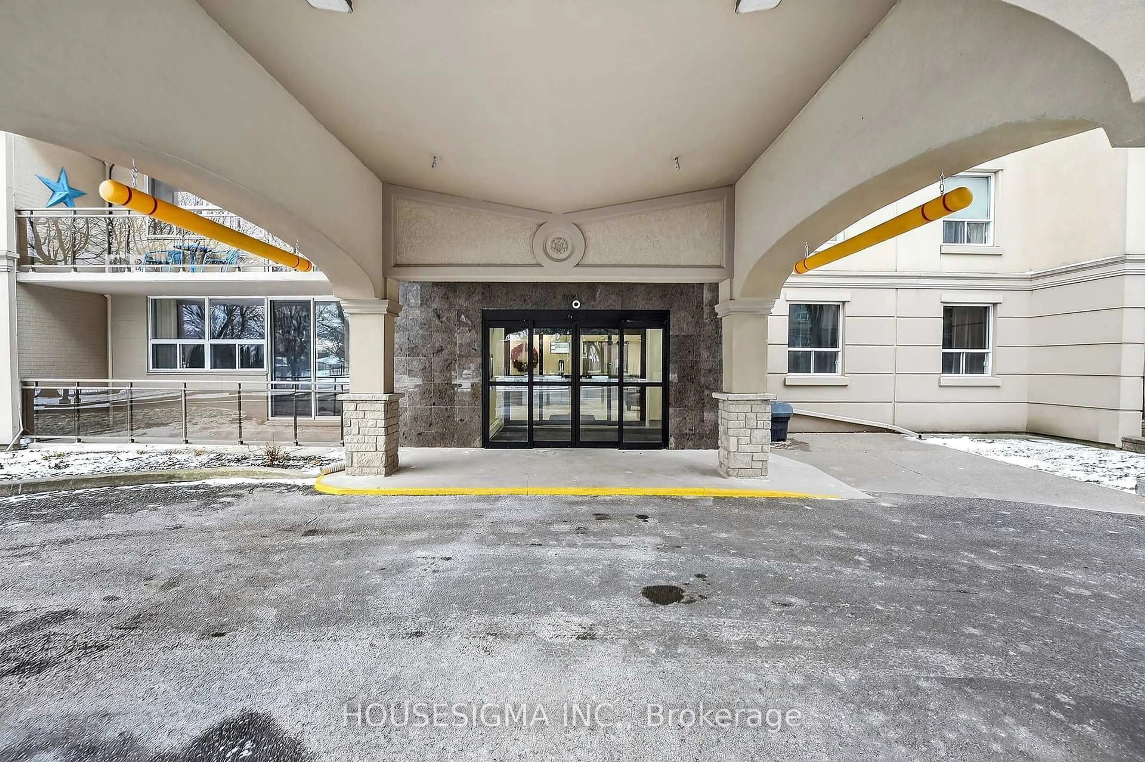Indoor foyer for 6390 Huggins St #605, Niagara Falls Ontario L2J 1H1
